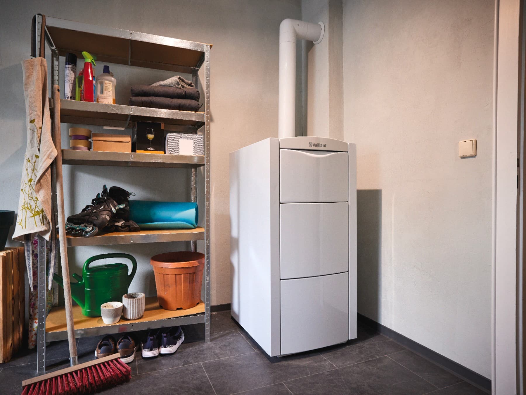 Gas-Brennwertkessel ecoVIT exclusiv von Vaillant steht im Keller neben einem Regal.