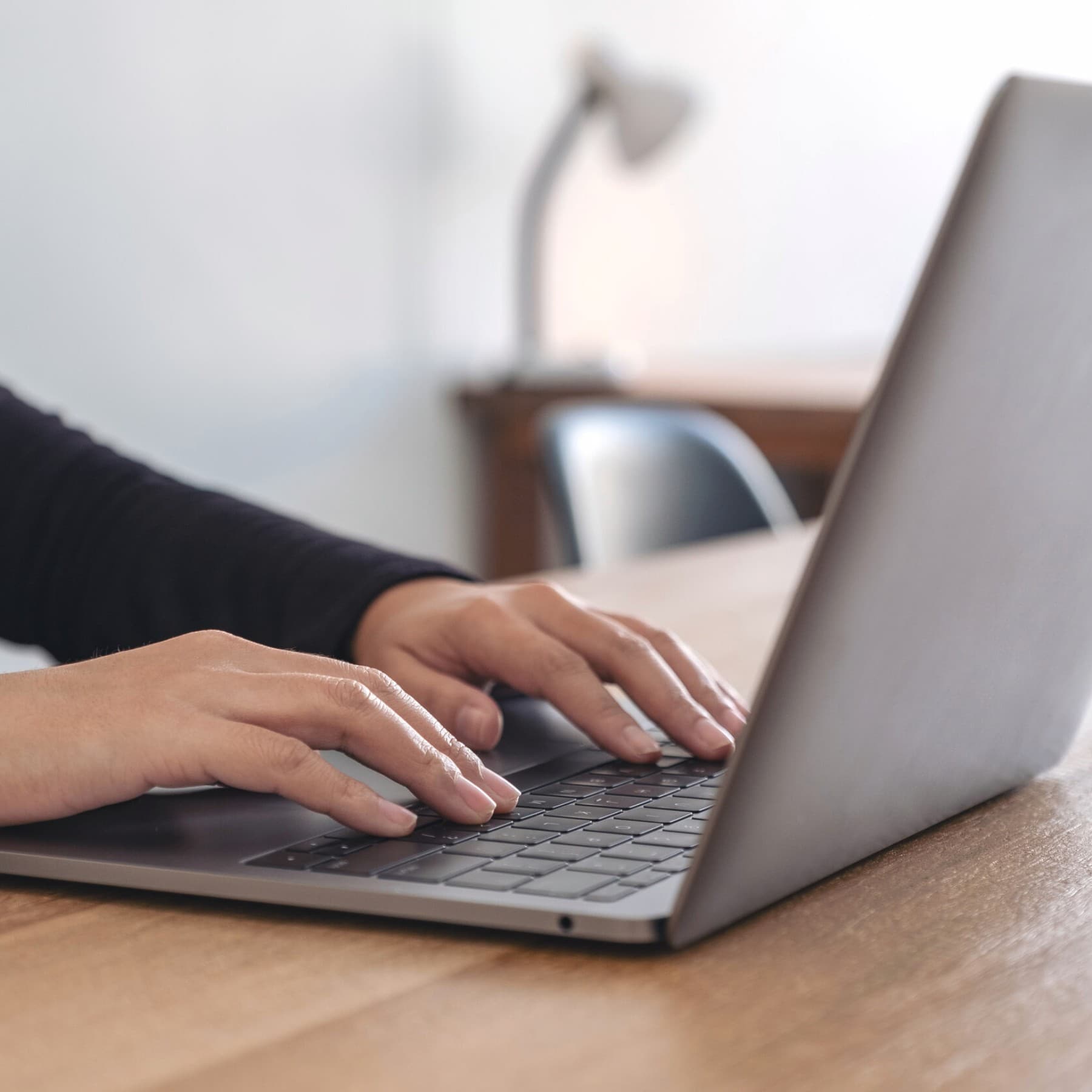 Nahaufnahme eines Laptops, der von einer Person bedient wird