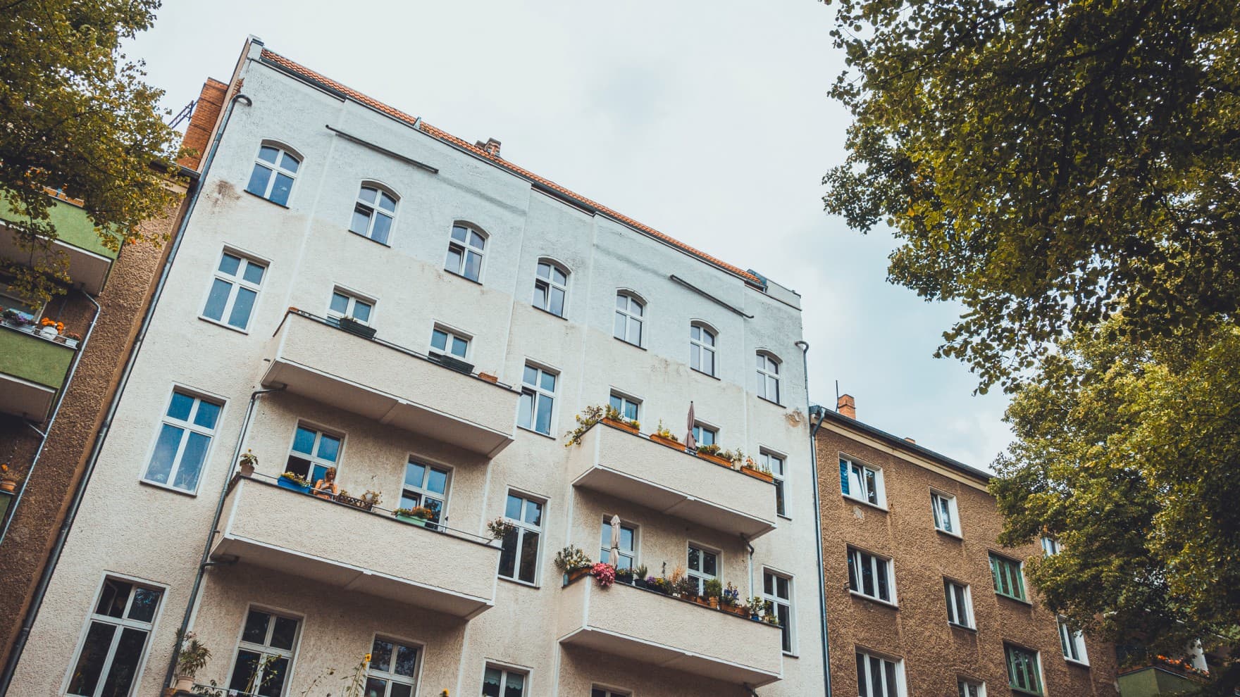 Ein Mehrfamilienhaus von vorne.