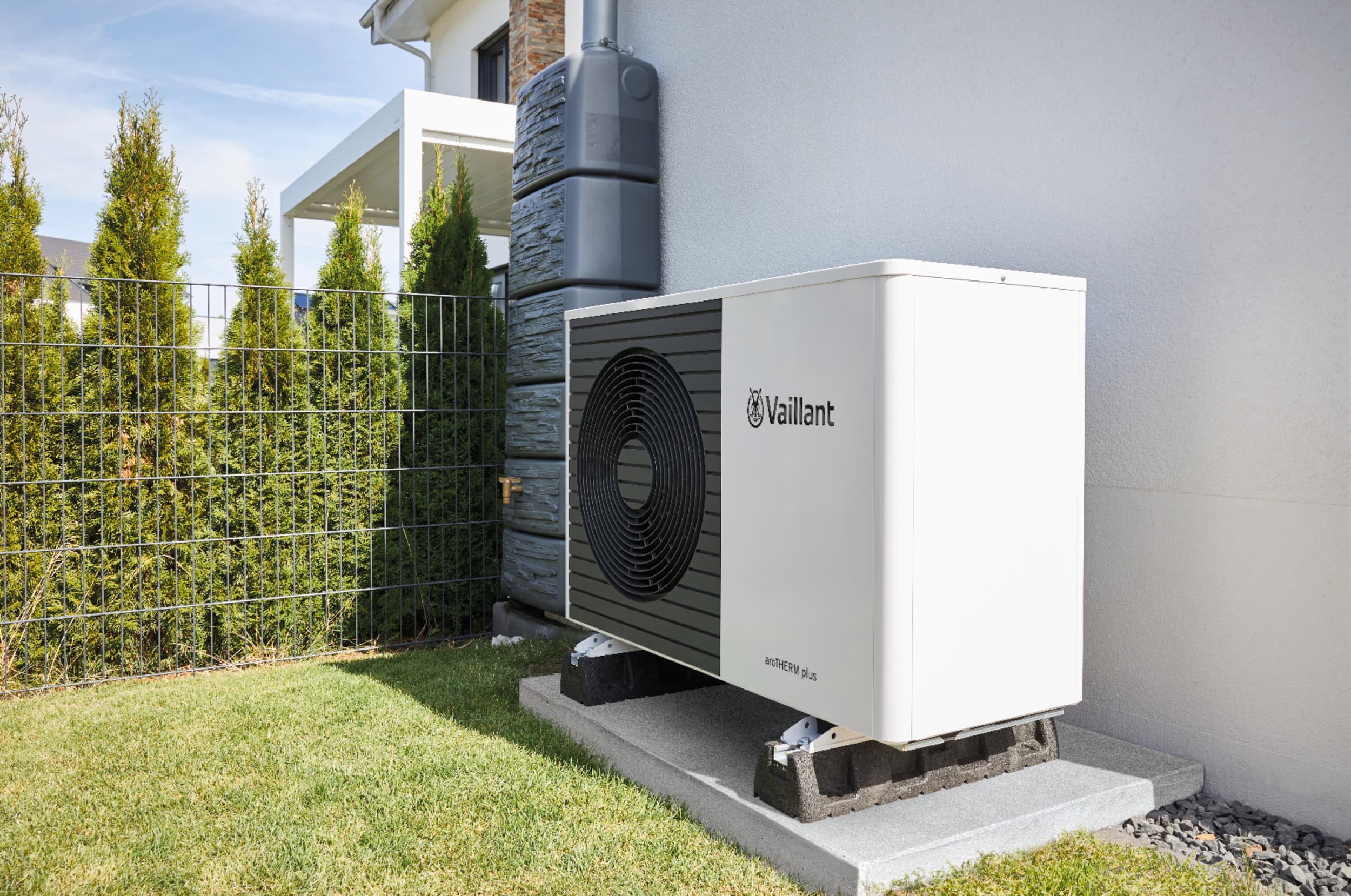 Eine Vaillant aroTHERM plus vor einer Hauswand