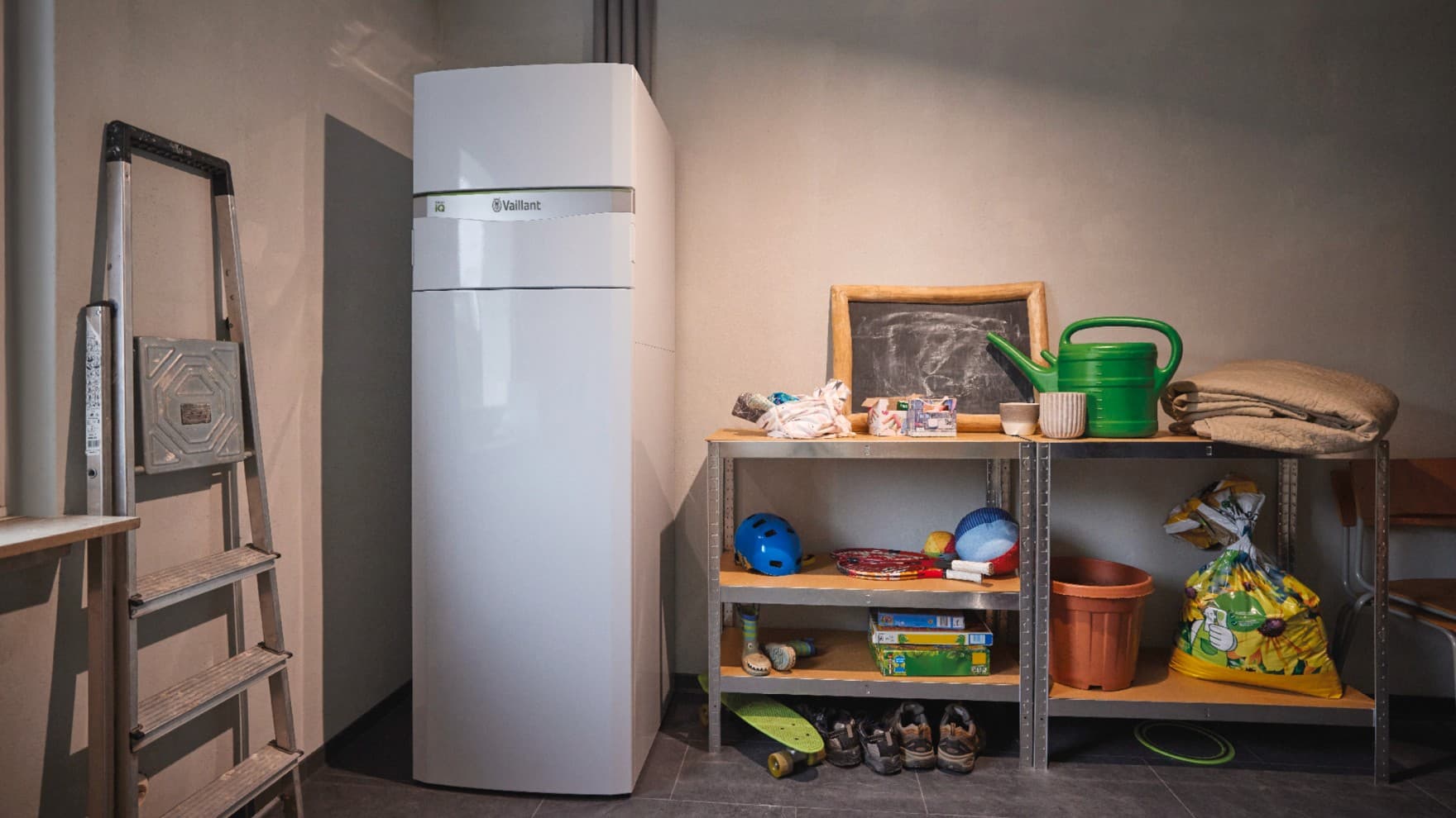 Inneneinheit der Vaillant Wärmepumpe flexoCOMPACT exclusive, die in einem Hauswirtschaftsraum steht.