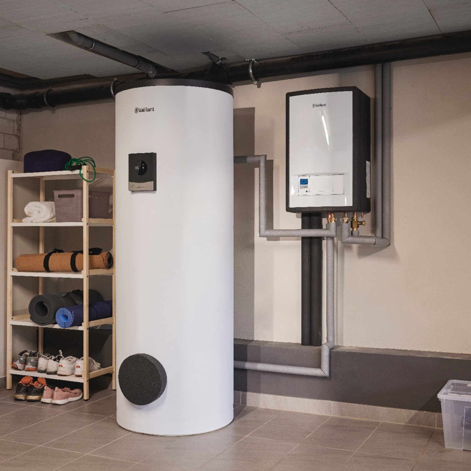 Ein Vaillant Speicher und eine Wärmepumpen-Hydraulik in einem Heizkeller