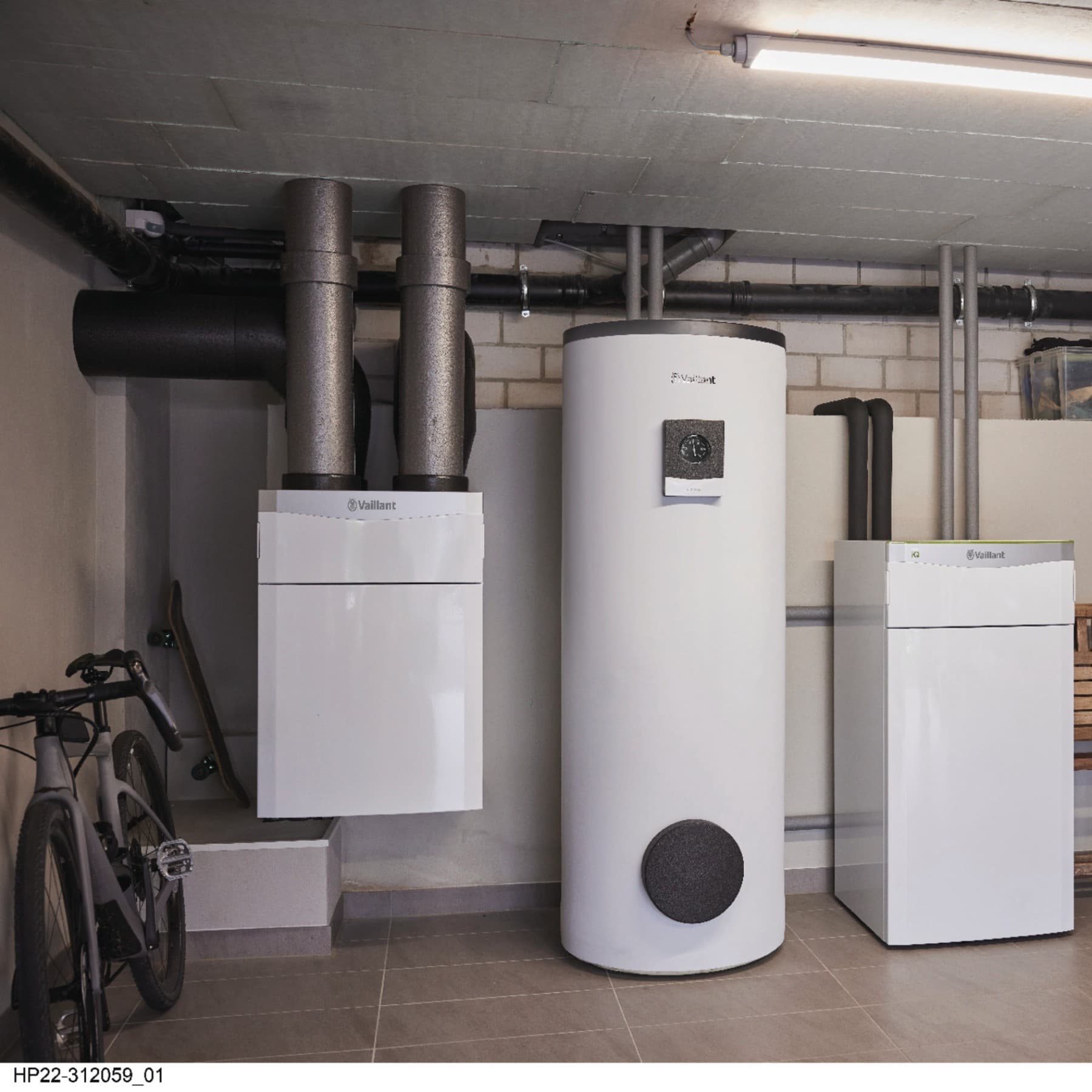 Ein Lüftungsgerät, ein Speicher und eine innen aufgestellte Wärmepumpe von Vaillant in einem Heizungskeller