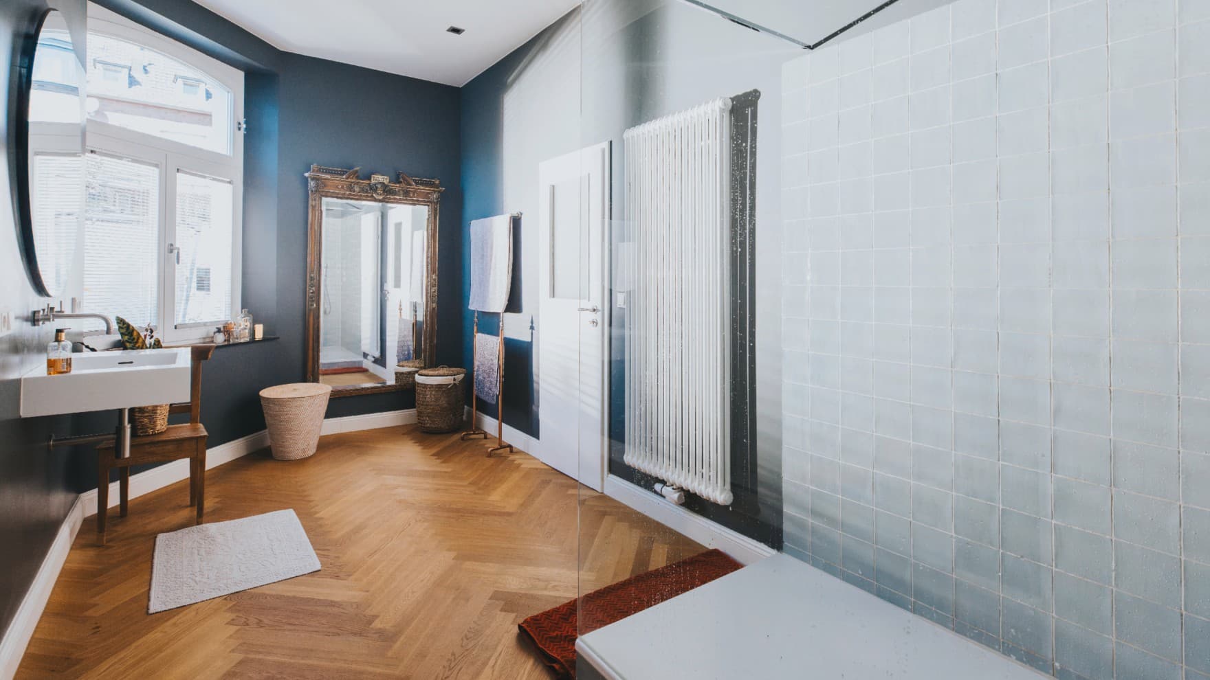 Ansicht des Badezimmers mit Infrarotheizung