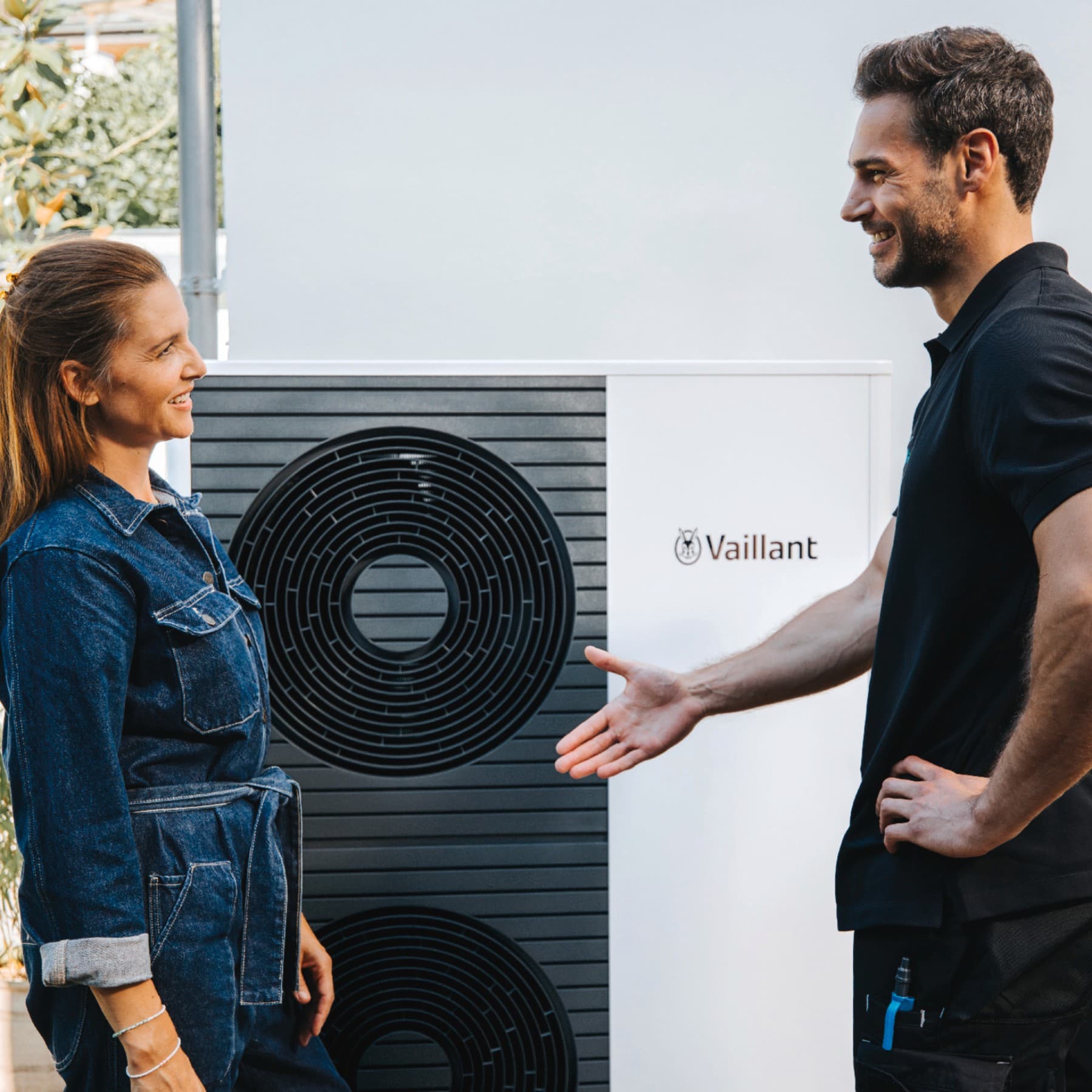 Fachpartner mit Kundin vor der Wärmepumpe