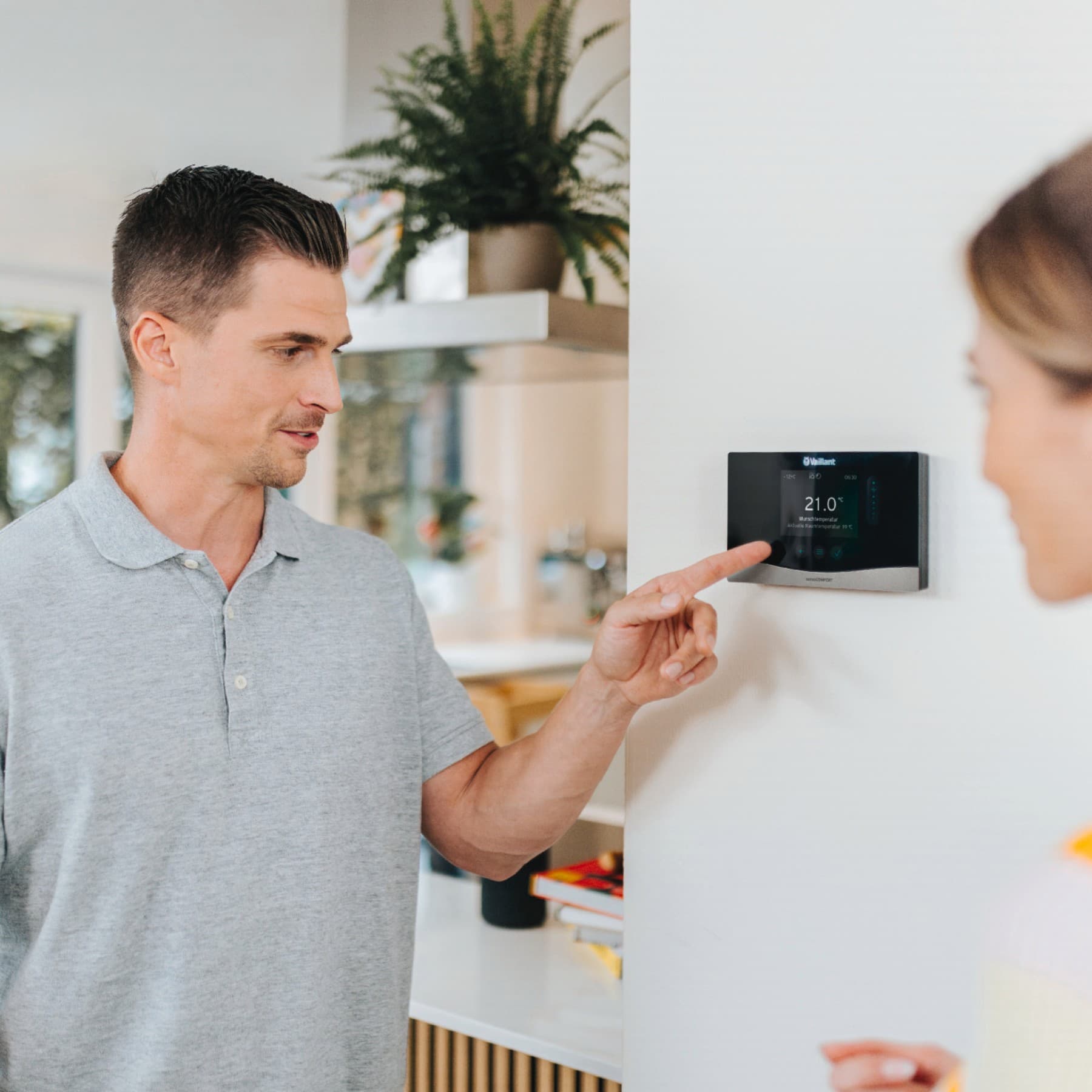 Kundin und Techniker vor Wärmepumpe