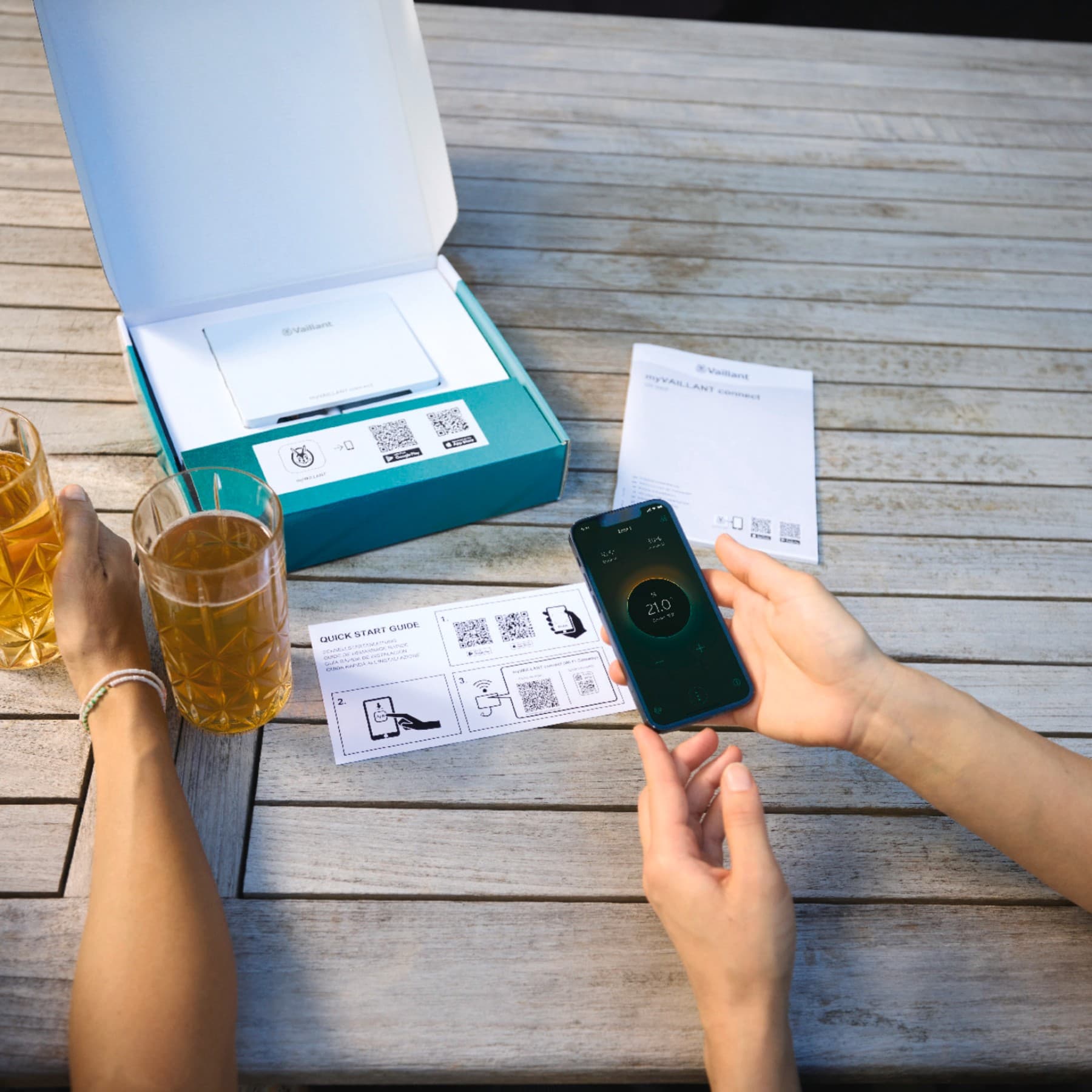 Person mit Smartphone bei der Installation des Internetmoduls