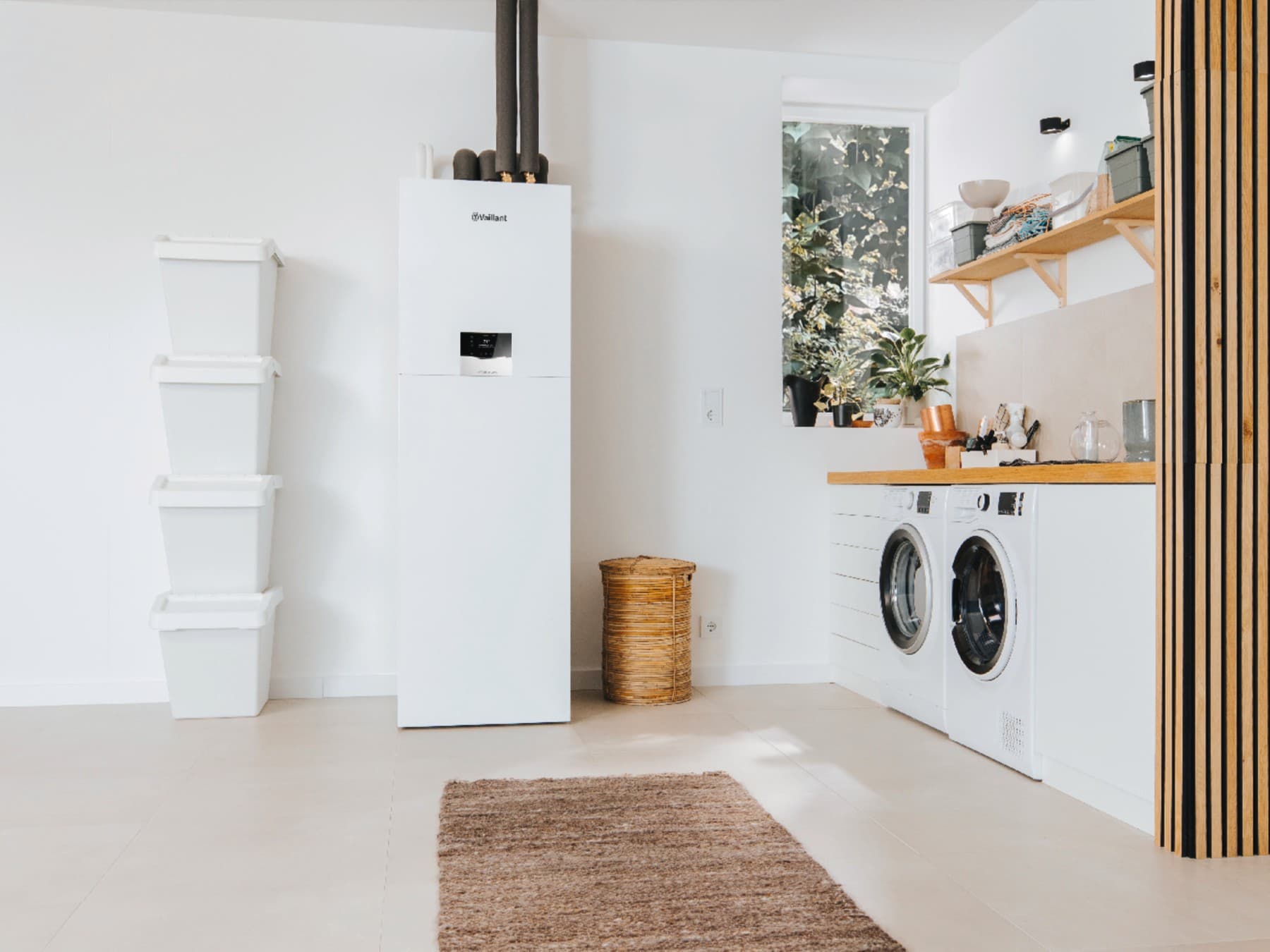 Hydrauliktower uniTOWER von Vaillant im lichtdurchfluteten Kellerraum mit Waschmaschine und Trockner