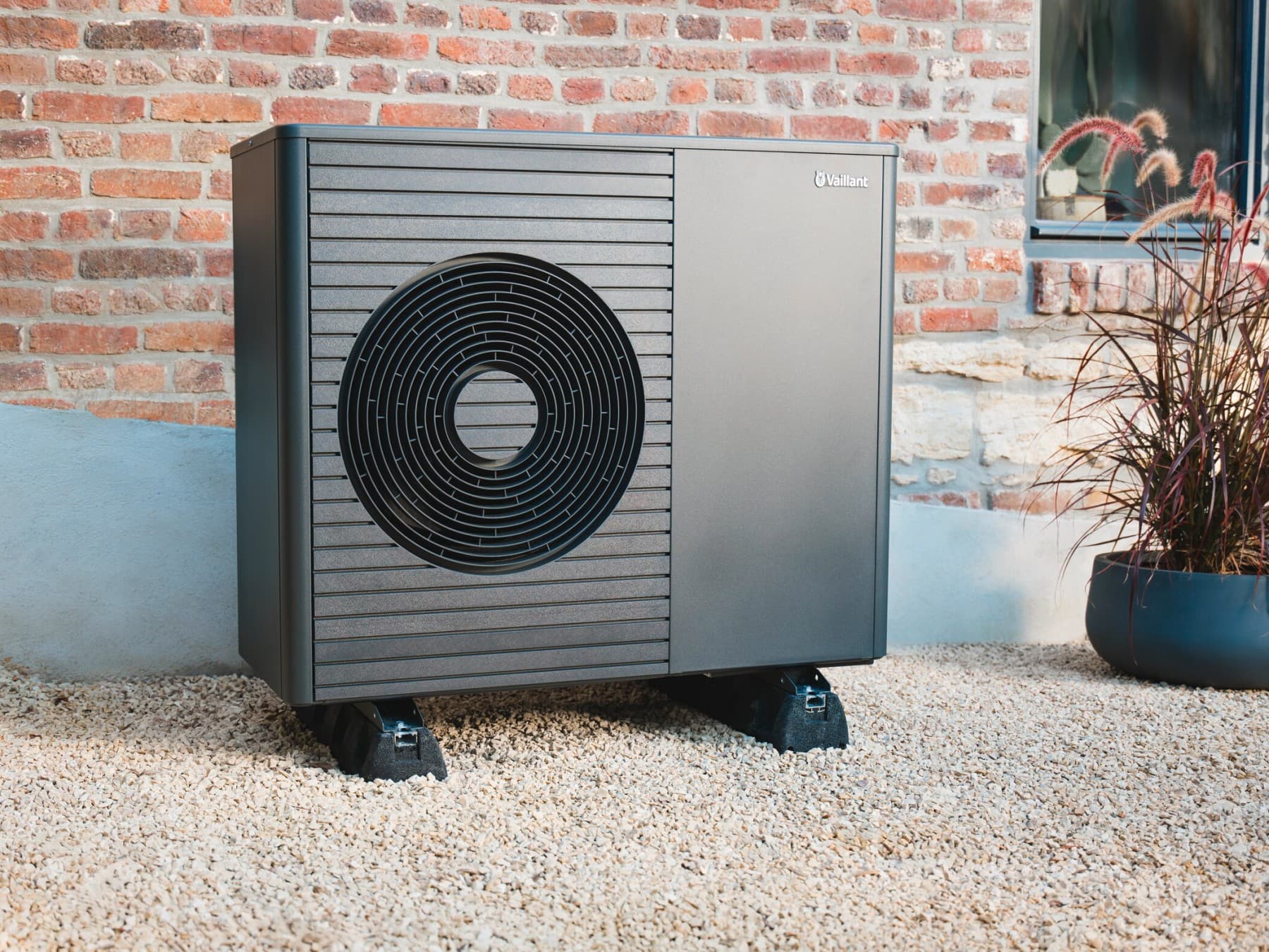 Eine Wärmepumpe vor einem Haus