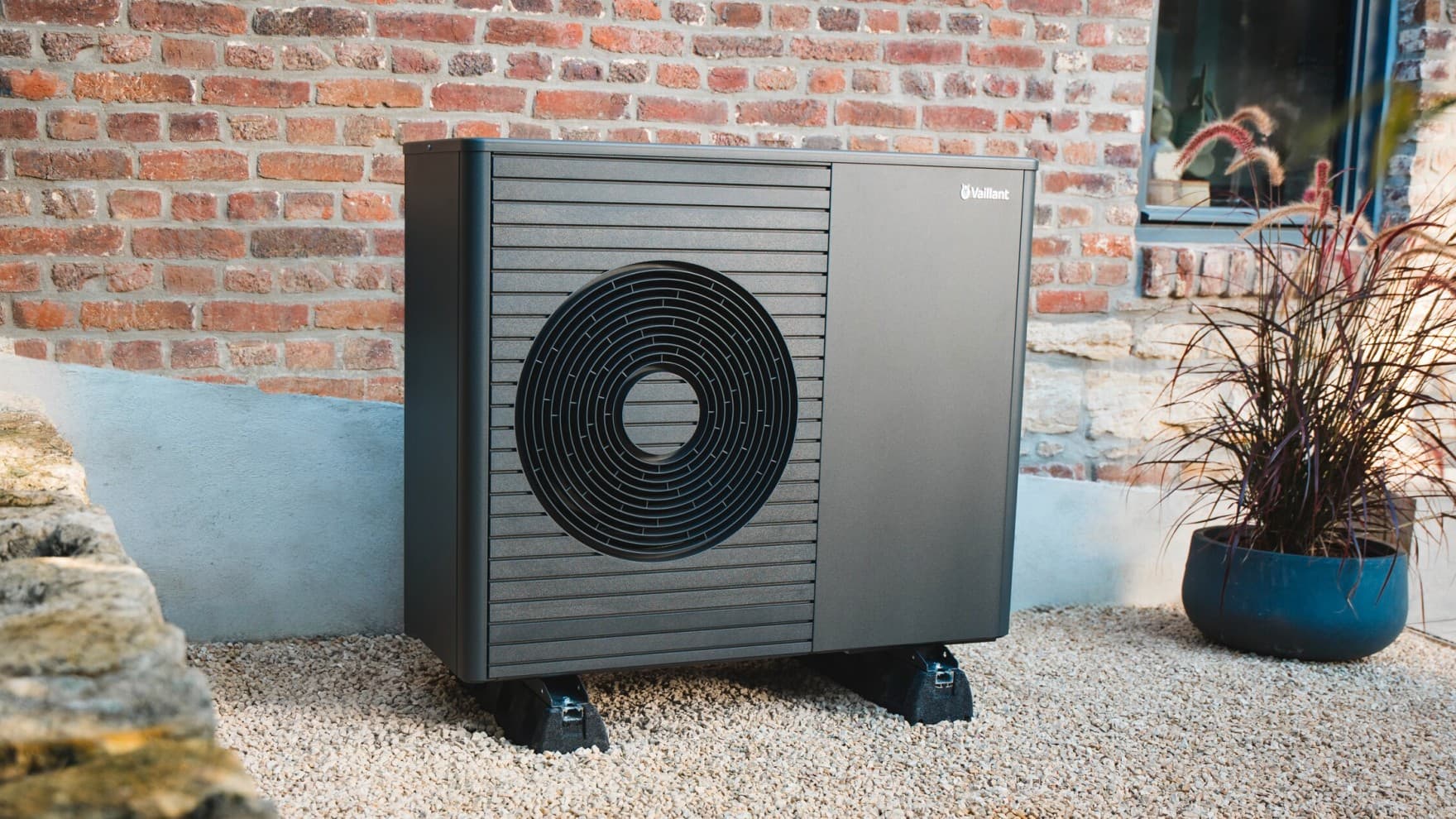 Außeneinheit der Vaillant Wärmepumpe aroTHERM plus, die vor einer Hauswand steht.