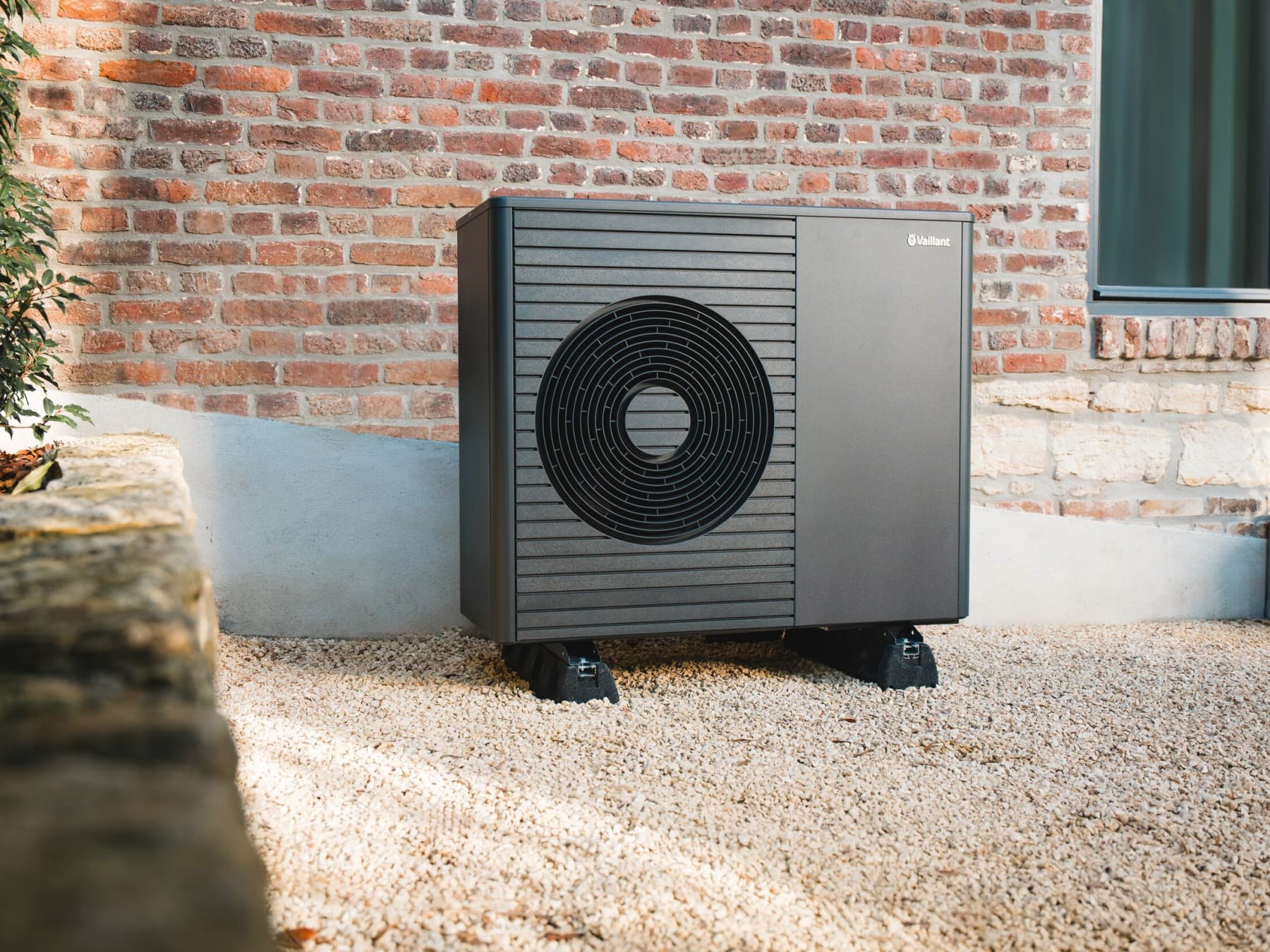 Außen aufgestellte Wärmepumpe aroTHERM plus von Vaillant