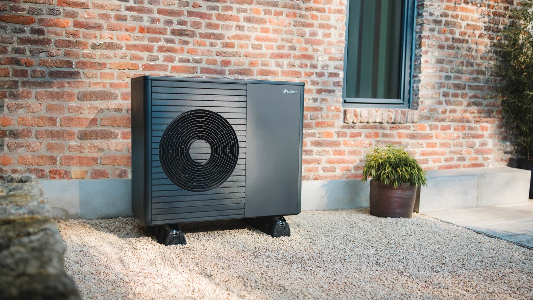 Vaillant Wärmepumpe vor dem Haus