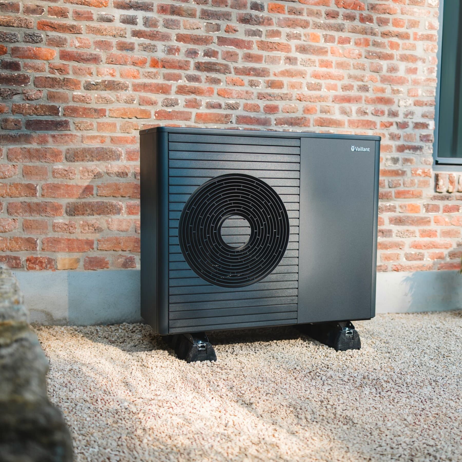 Vaillant Wärmepumpe vor einer Hauswand