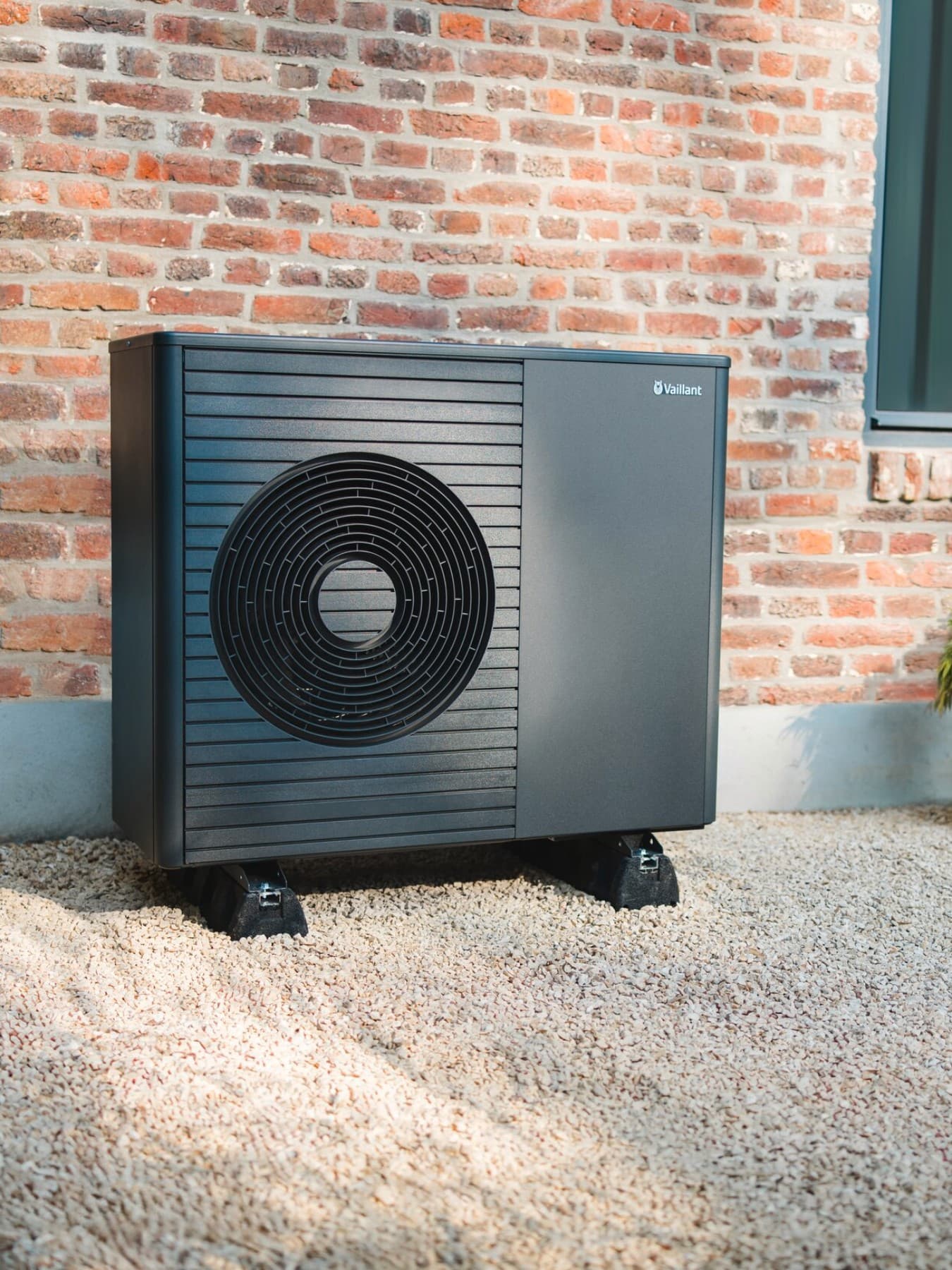 Vaillant Wärmepumpe vor dem Haus