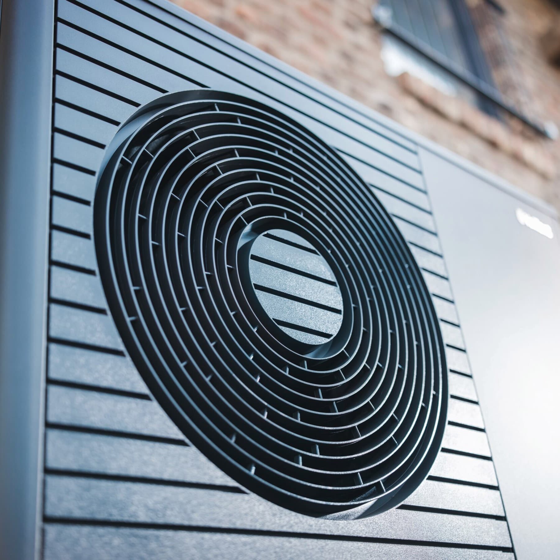 Detailfotos einer schwarzgrauen Vaillant Wärmepumpe