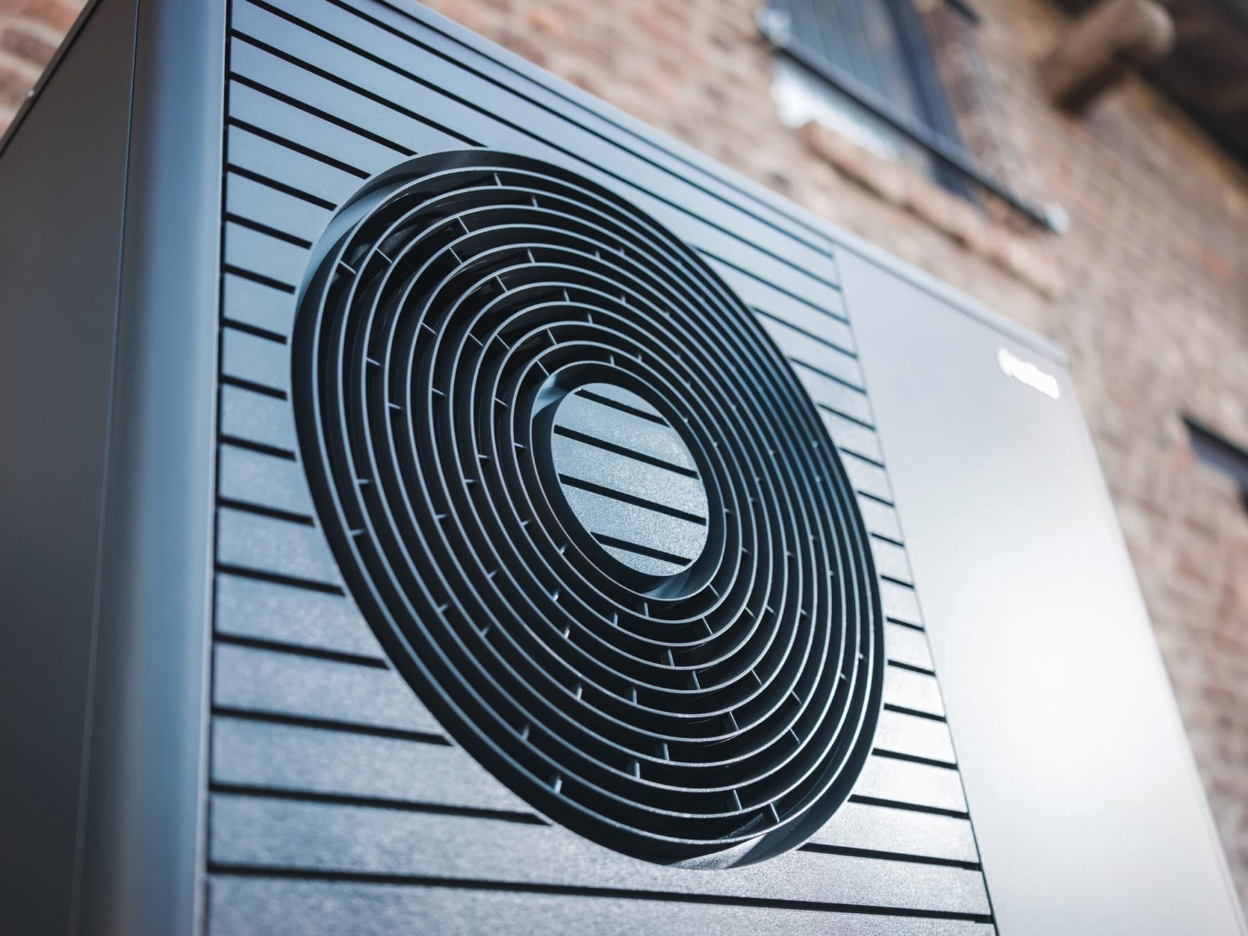 Eine Vaillant Wärmepumpe in Nahaufnahme.