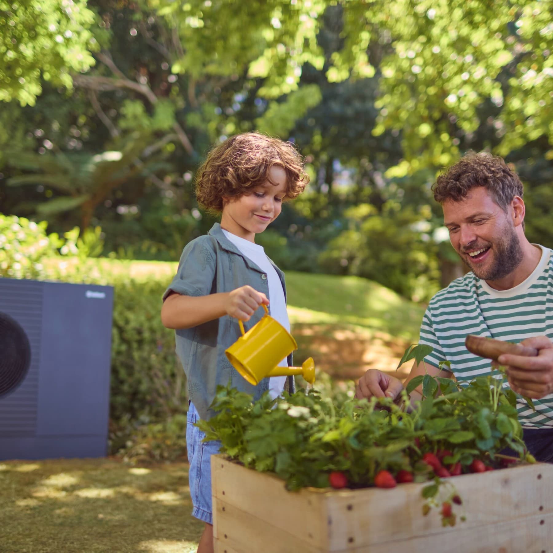Laptop mit einem aufgeschlagenen Ringbuchordner