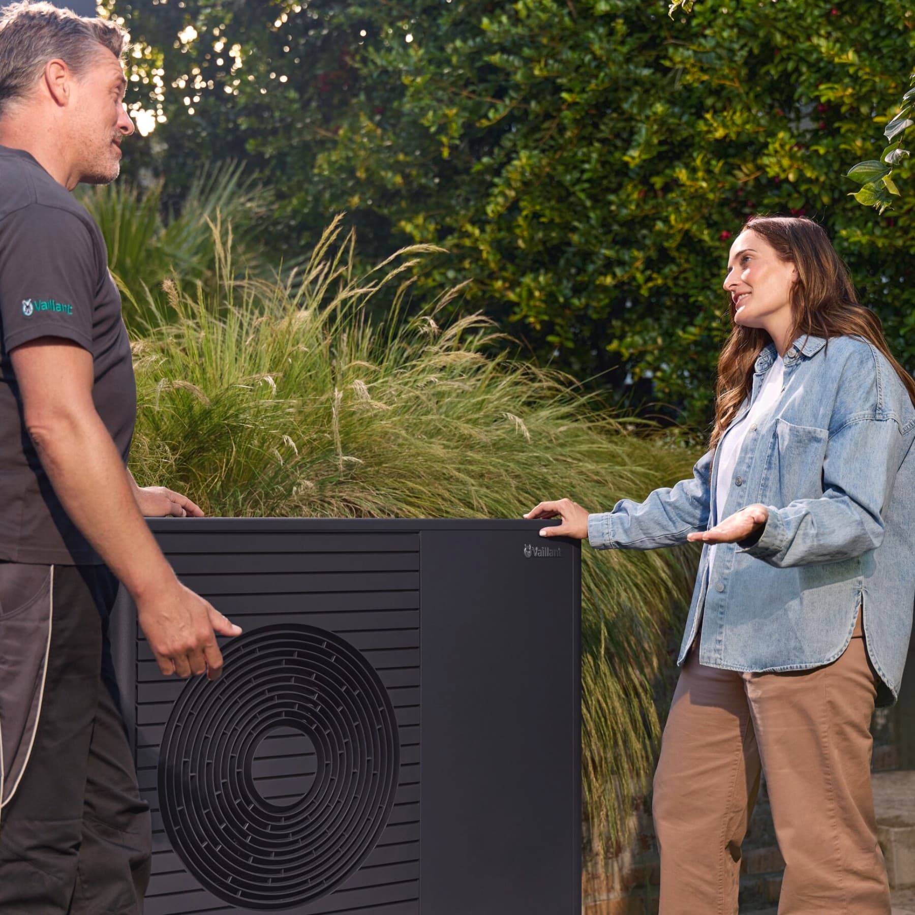 Ein Fachhandwerker schließt eine Vaillant Wärmepumpe an.