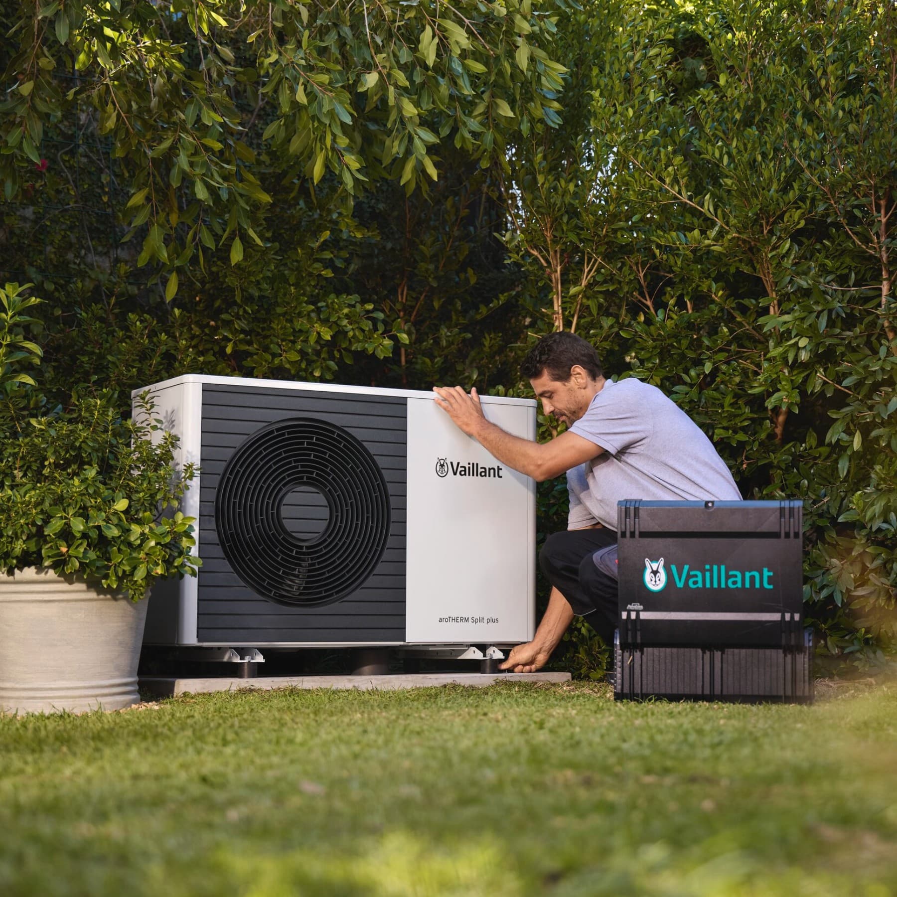 Vaillant Installateur an einer Wärmepumpe