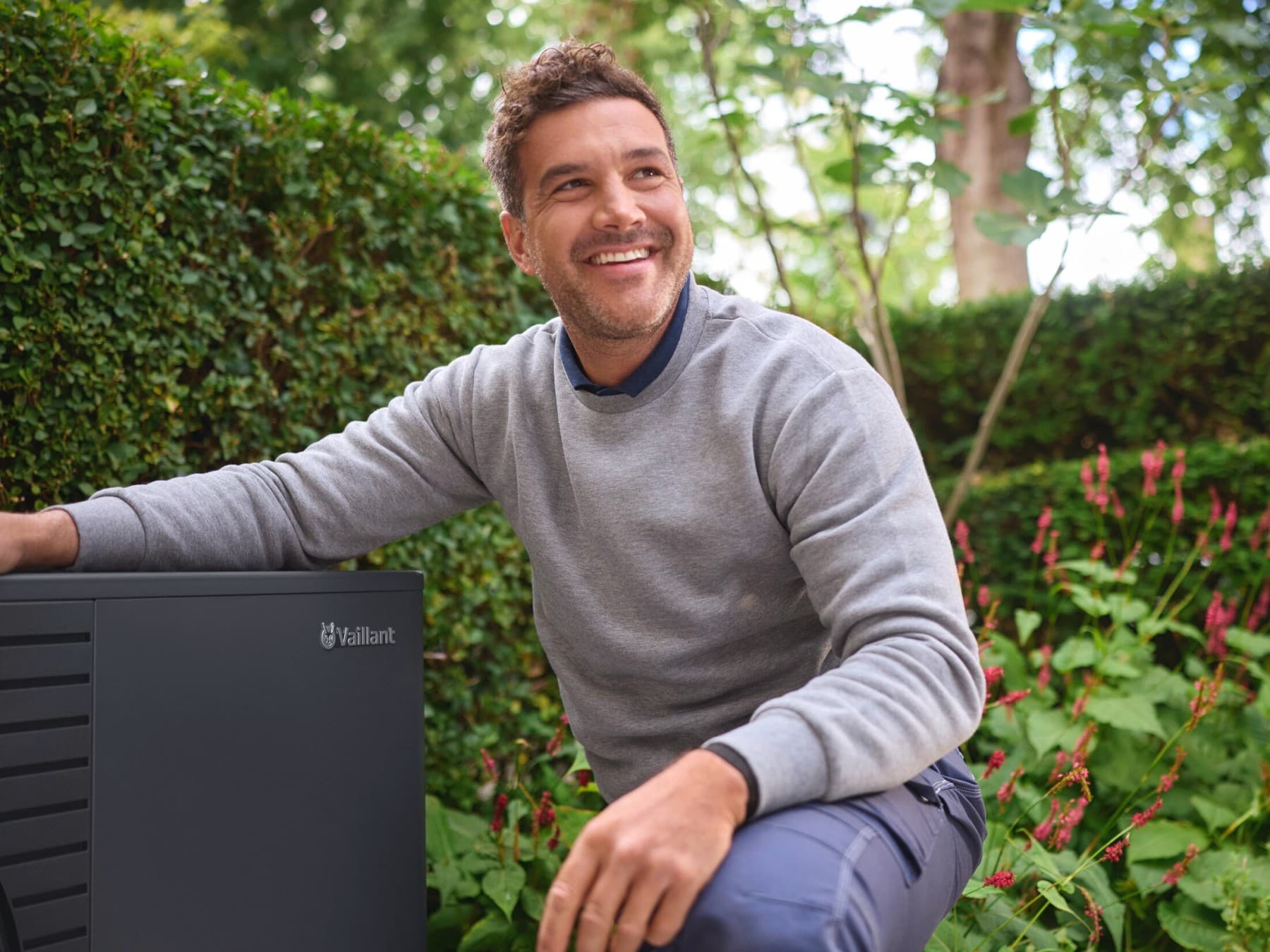 Ein Mann vor einer Vaillant Wärmepumpe