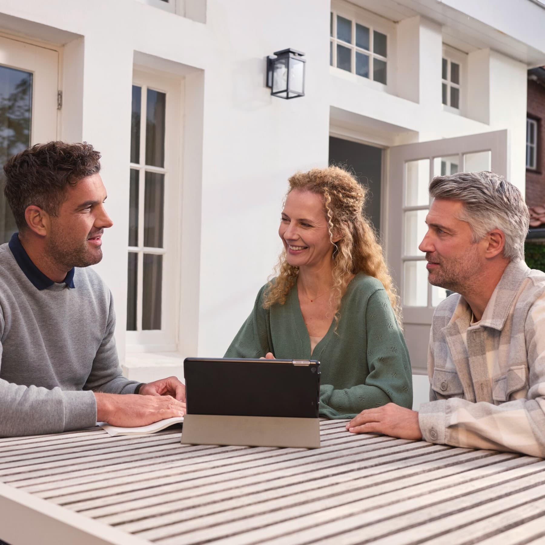 Ein Ehepaar in einem Beratungsgespräch mit einem Energieeffizienz-Experten