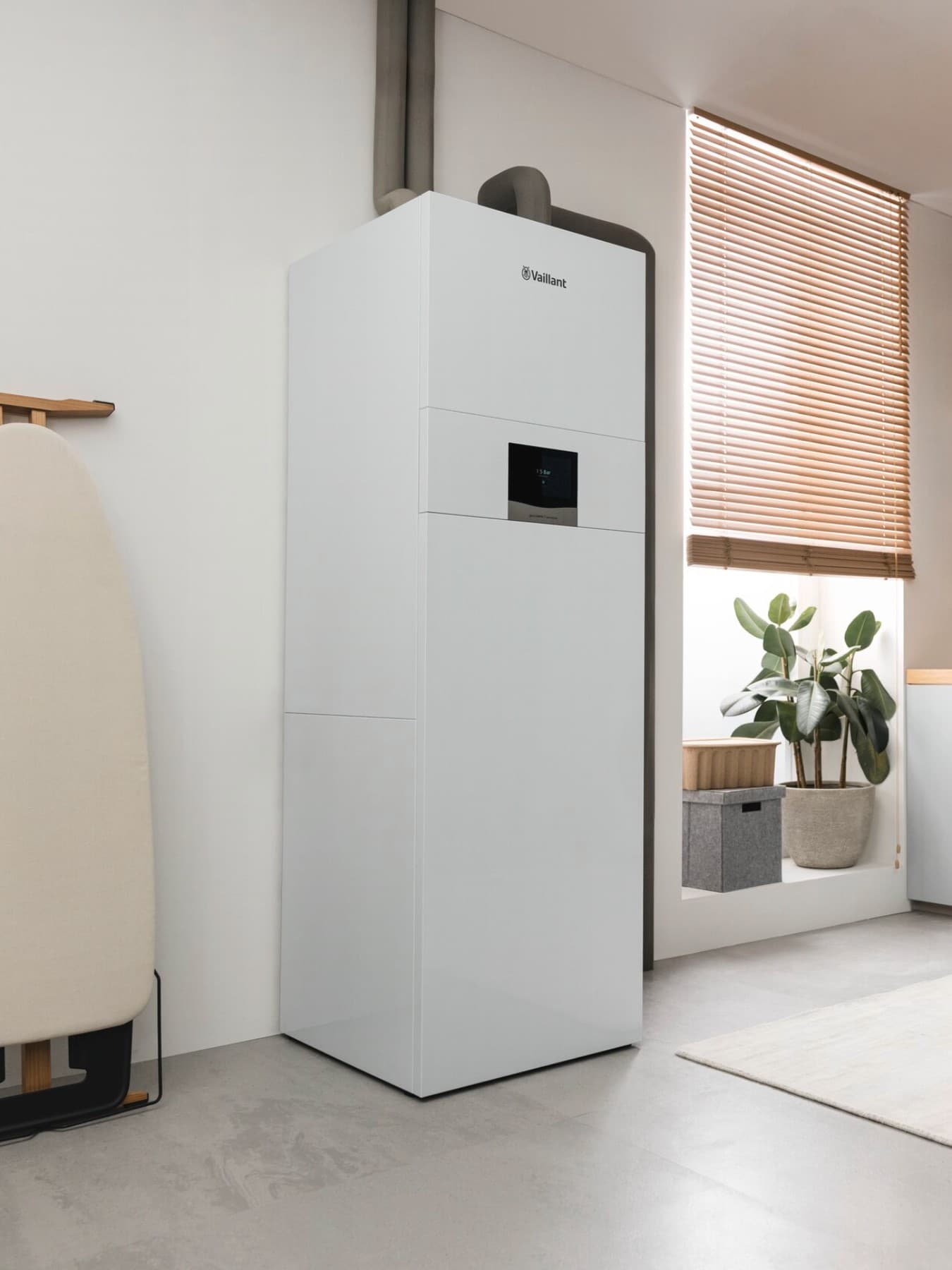 Inneneinheit der Vaillant Wärmepumpe flexoCOMPACT, die im Haus steht.