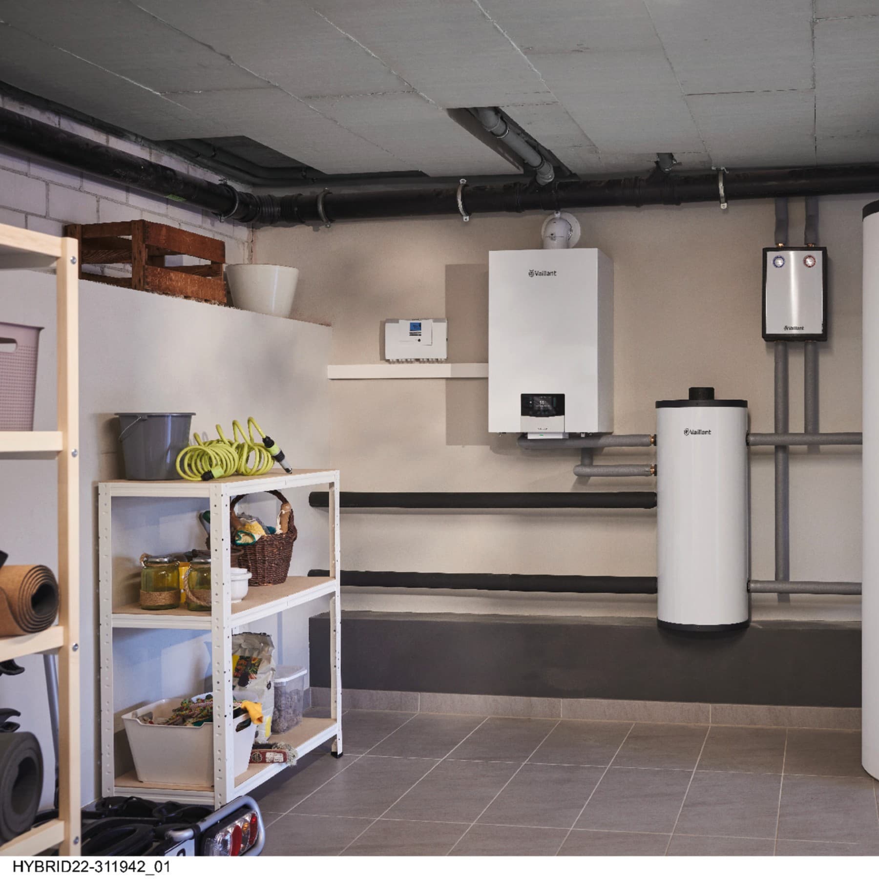 Ansicht eines Heizkellers, in dem eine Hybridheizung installiert ist