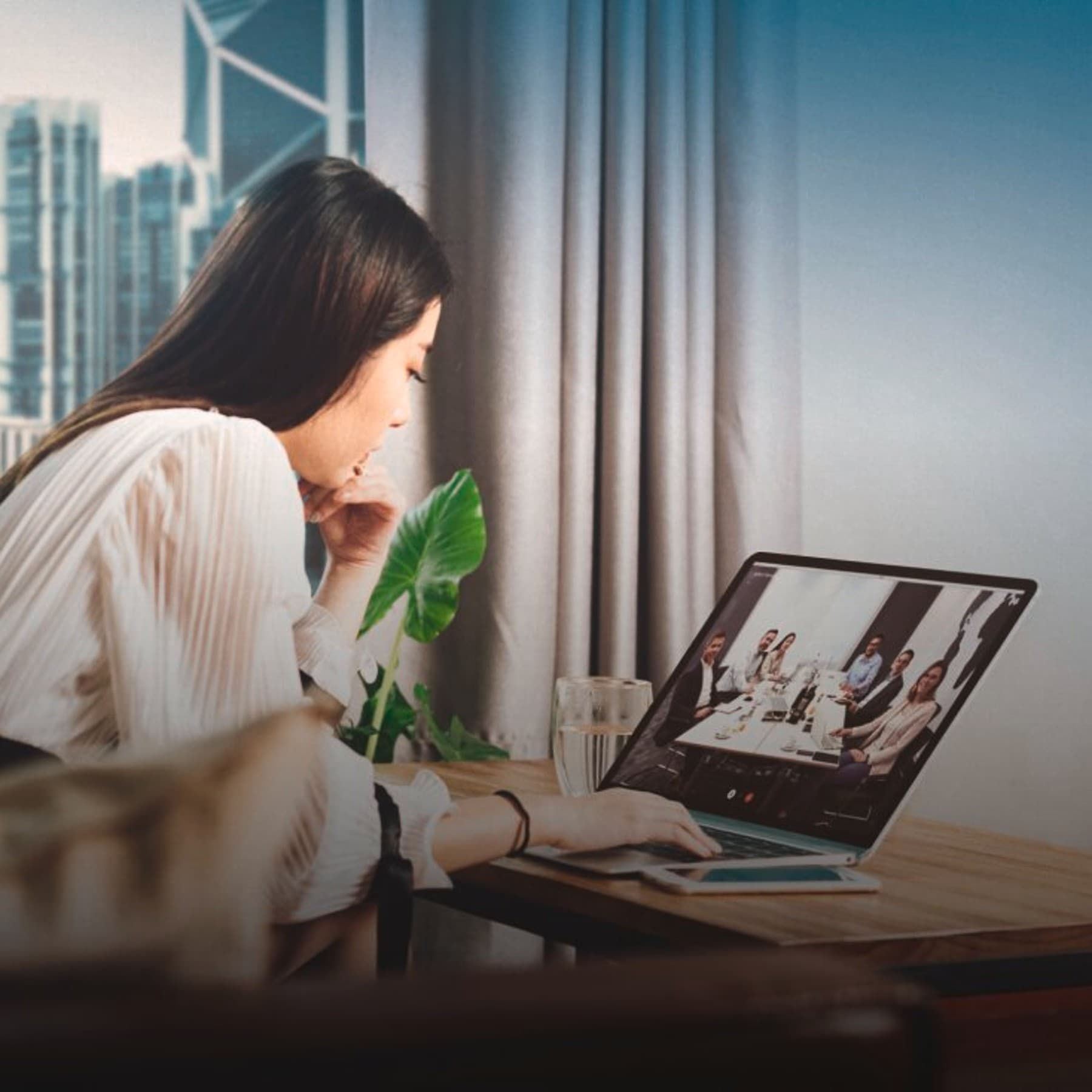 Eine Frau nimmt mit ihrem Laptop an einer Videokonferenz teil