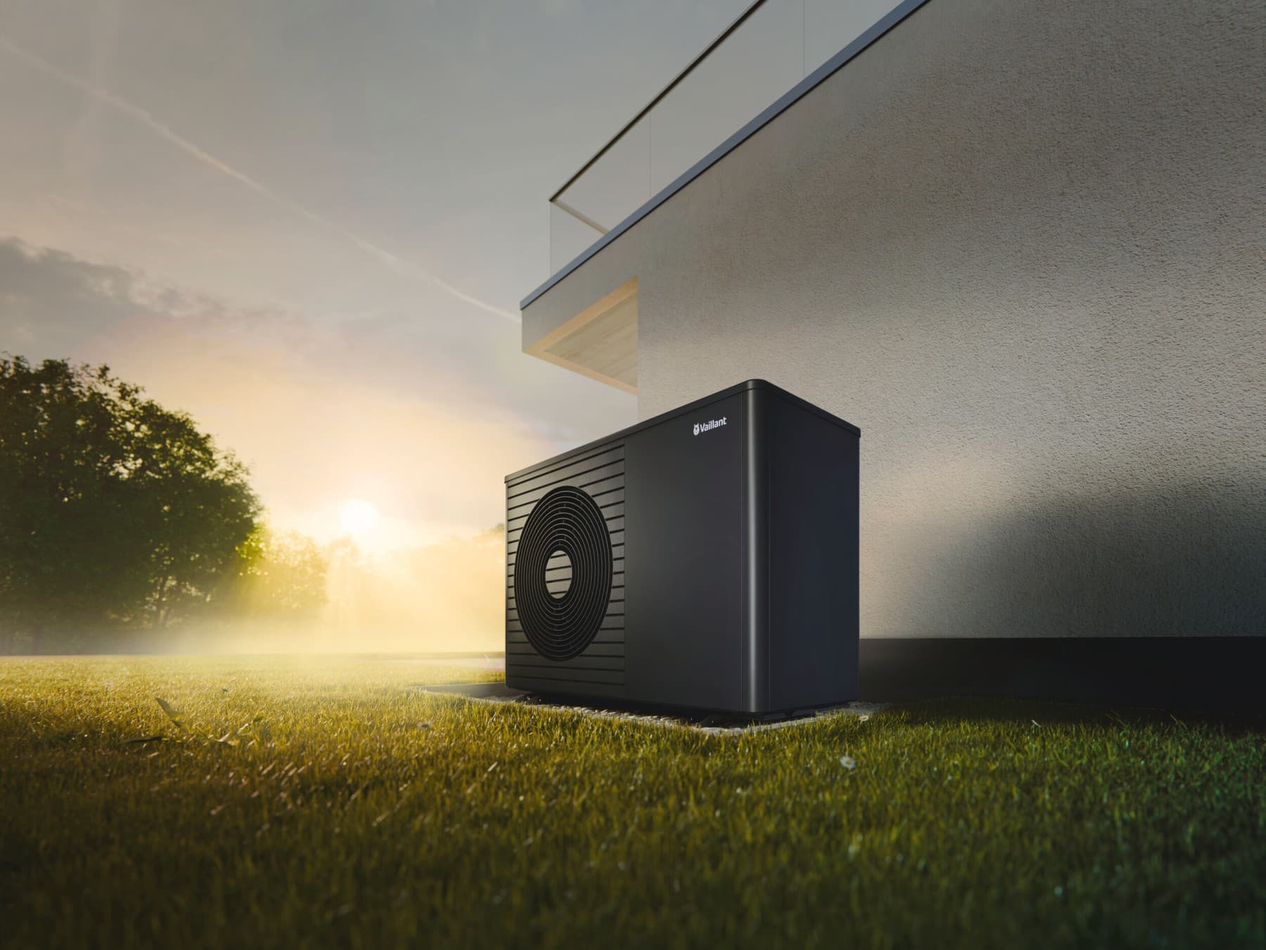 Vaillant aroTHERM plus Wärmepumpe vor einem Haus bei Sonnenuntergang.