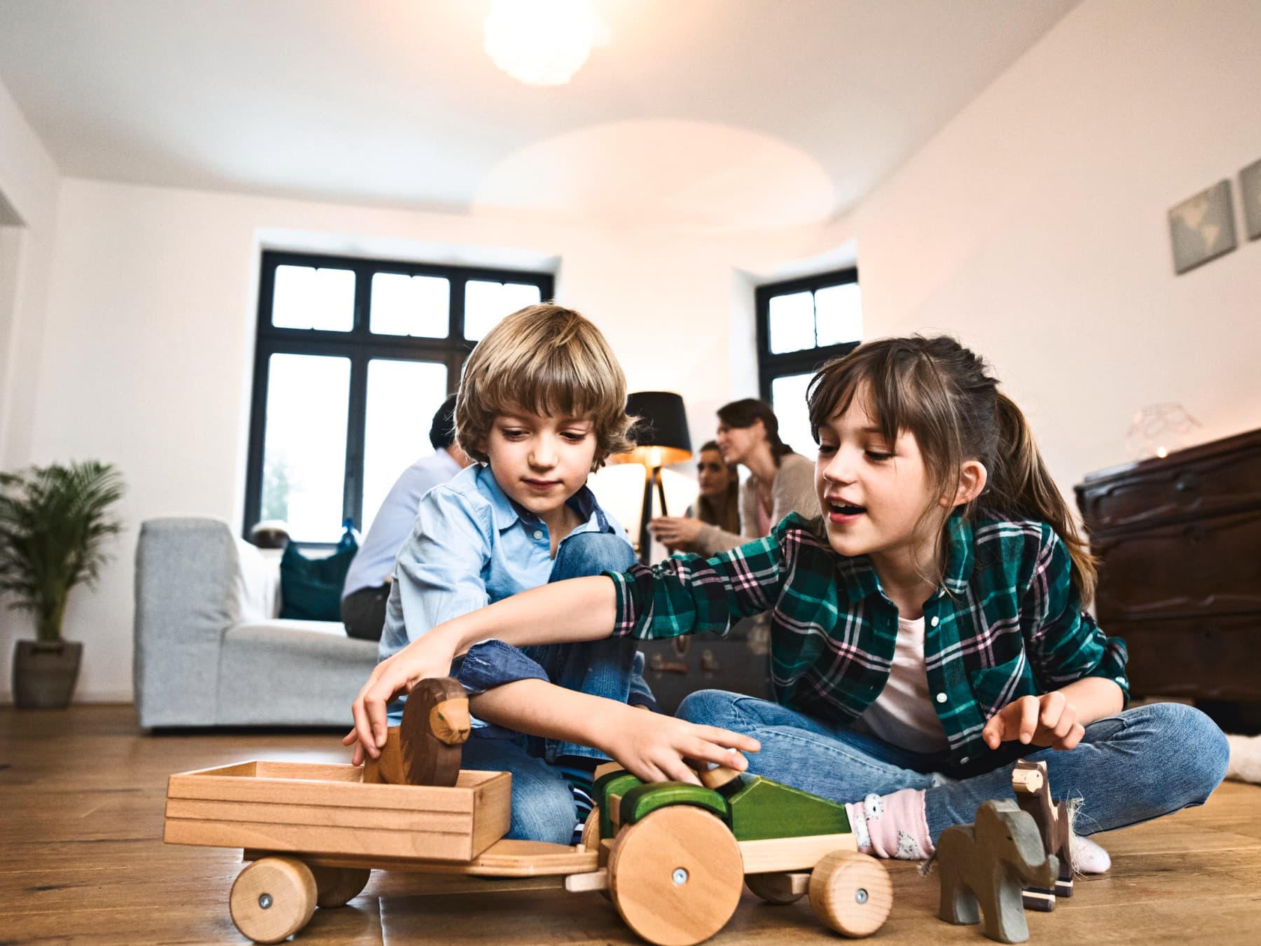 Kinder beim Spielen im Wohnzimmer
