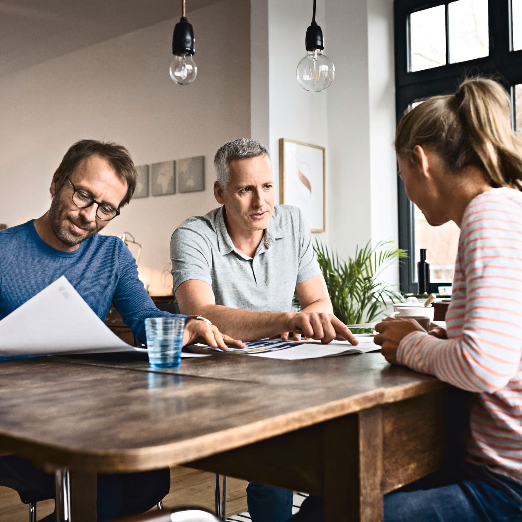 Familie bei einem Beratungsgespräch am Esstisch