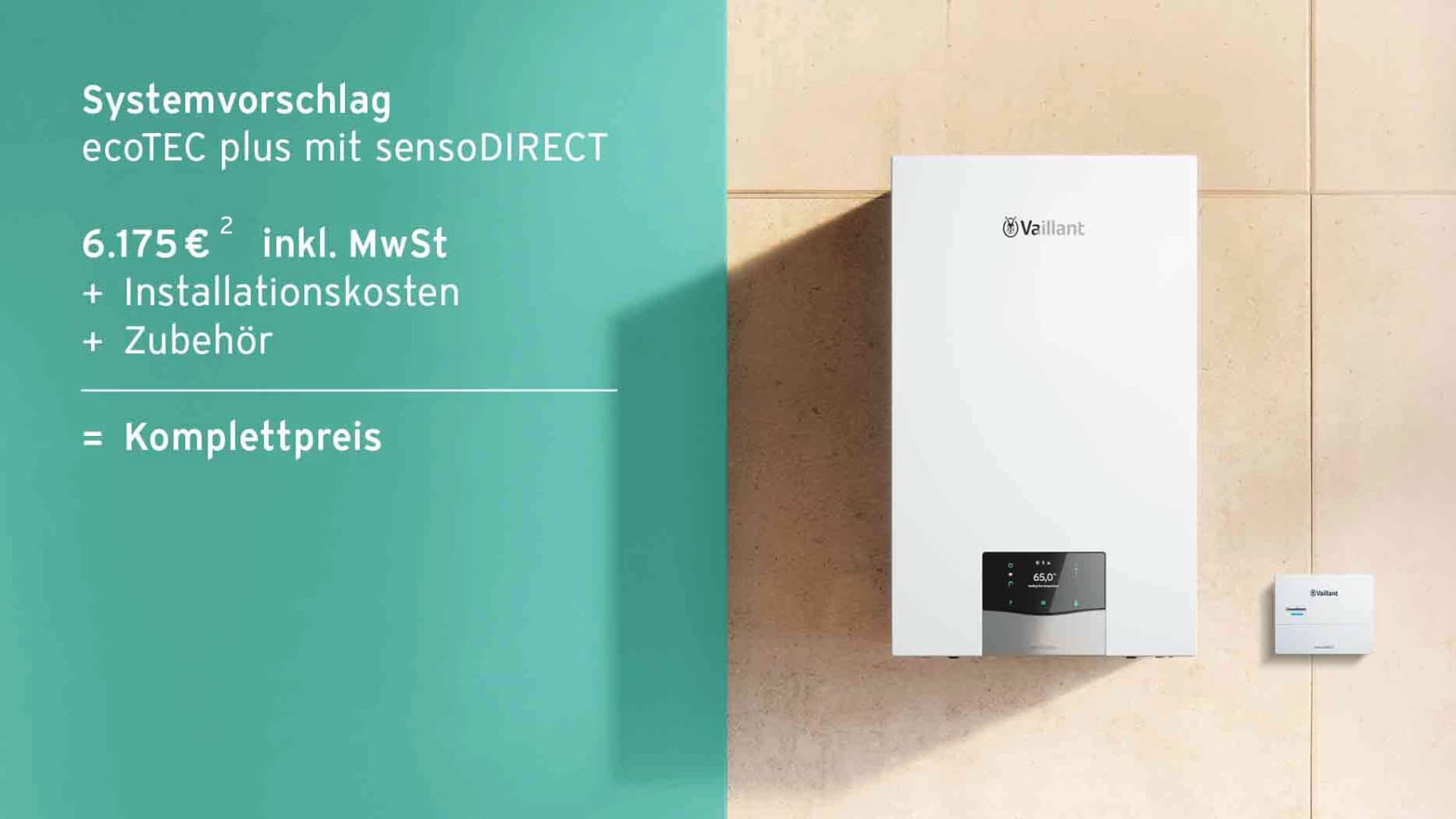 Solarkollektoren auf Hausdach mit Himmel und Wald im Hintergrund