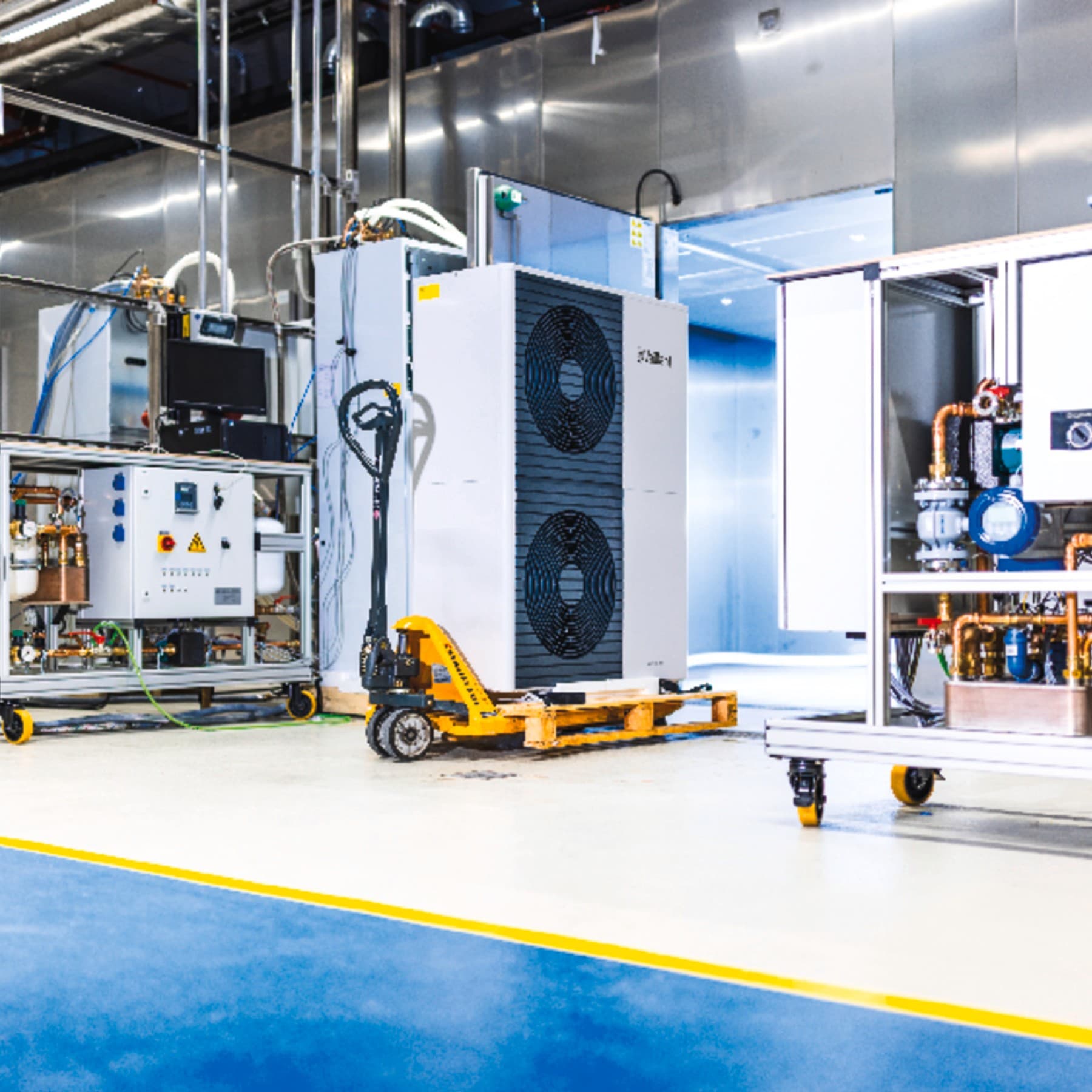 Vaillant Wärmepumpe steht in der Produktionshalle in Remscheid.