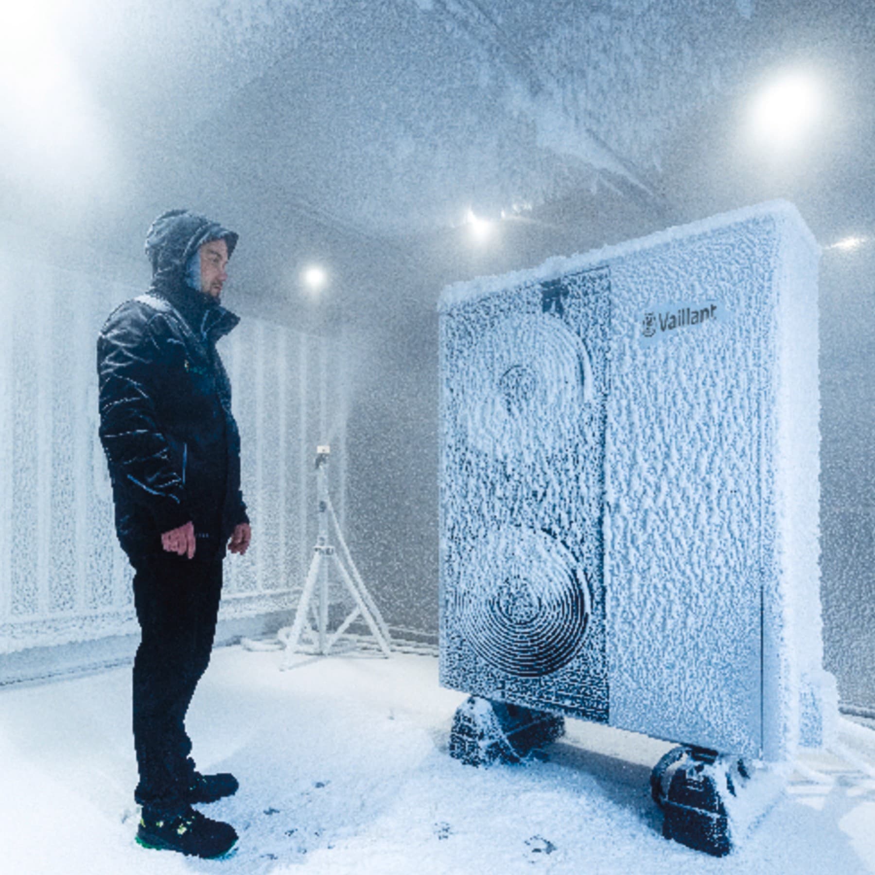 Mann in einer Kältekammer mit einer Vaillant Wärmepumpe