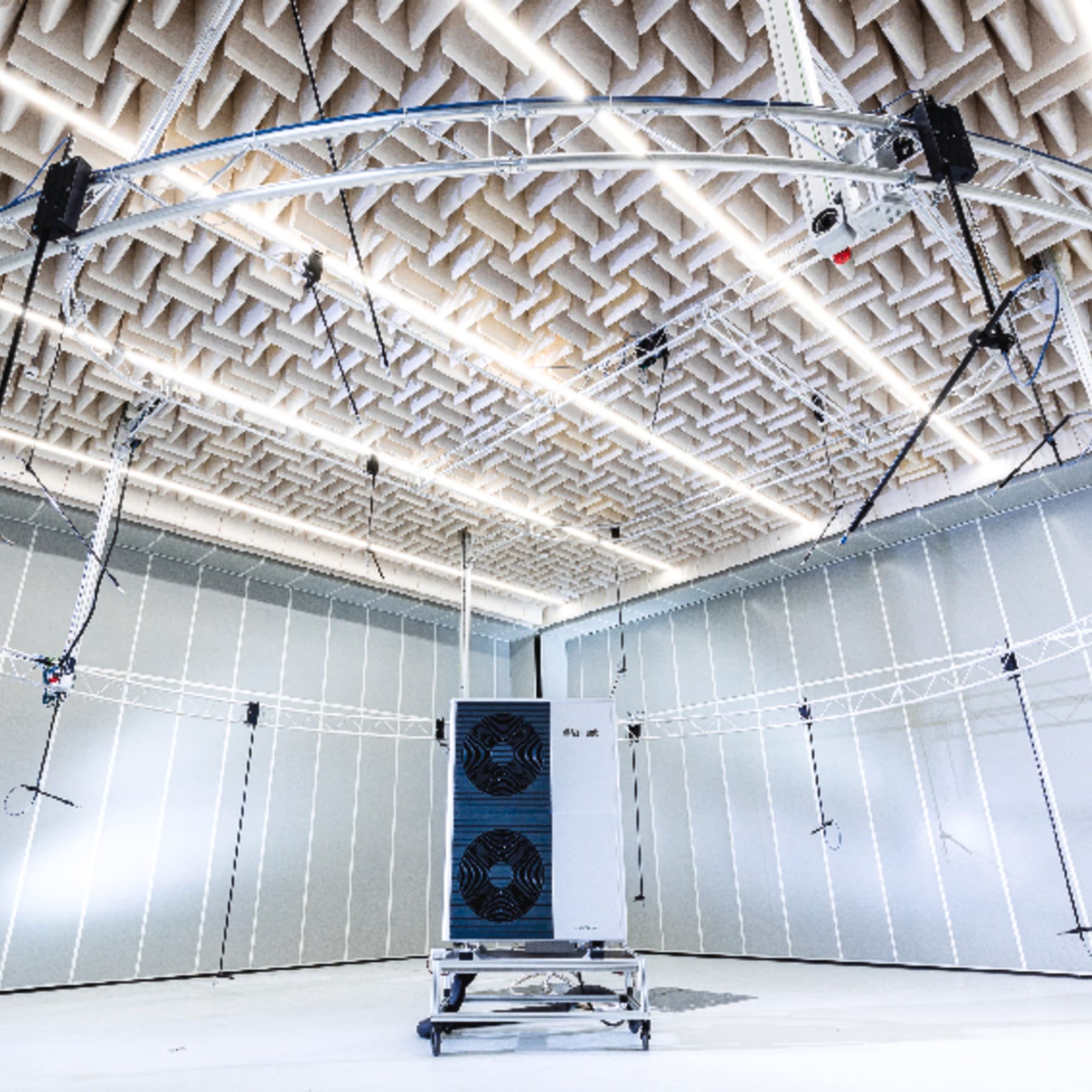 Eine Vaillant Wärmepumpe in einem akustischen Testzentrum.