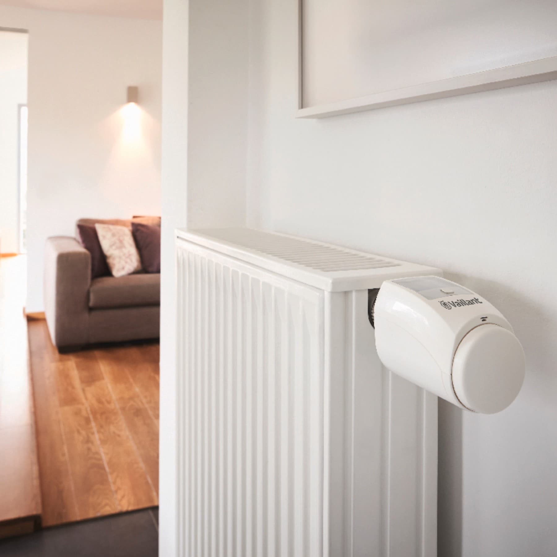 Nahaufnahme eines Heizkörpers in einer Wohnung