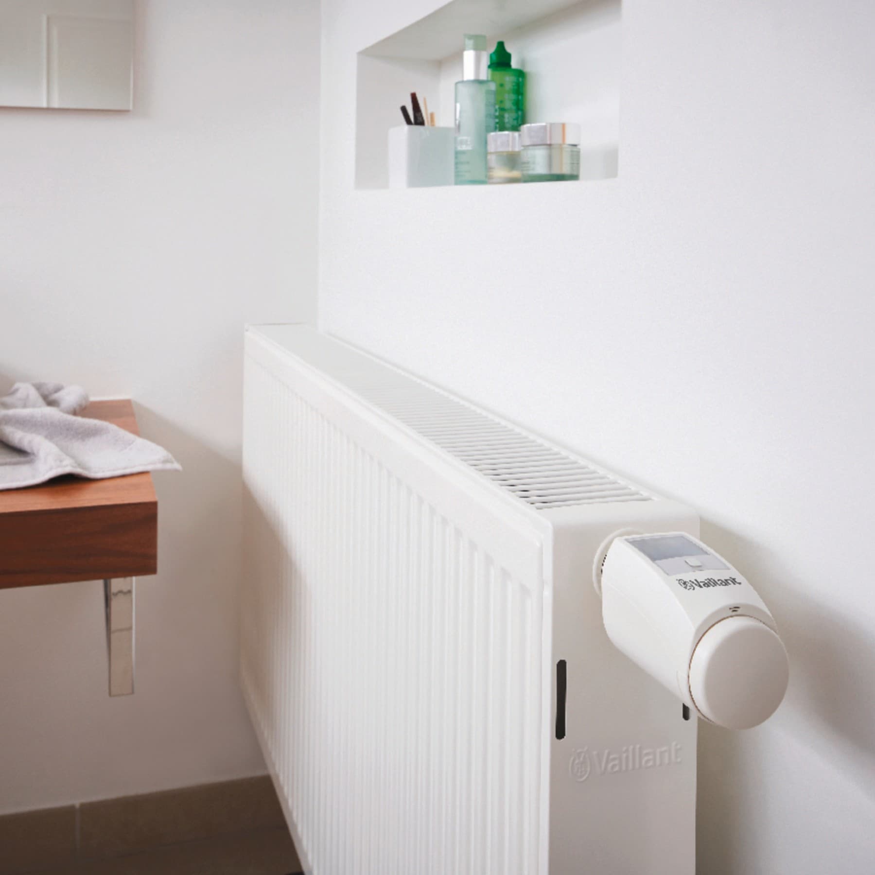 Ein Heizkörper mit einem Thermostat