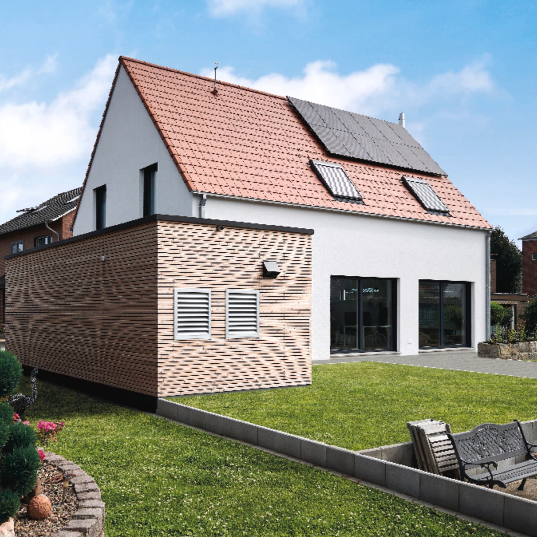 Außenansicht eines Hauses mit Photovoltaik auf dem Dach