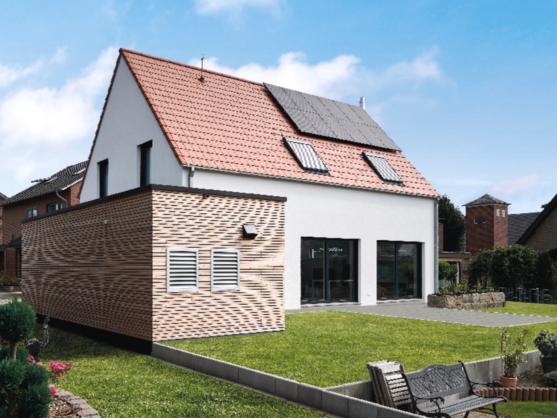 Außenansicht eines Hauses mit Photovoltaik auf dem Dach