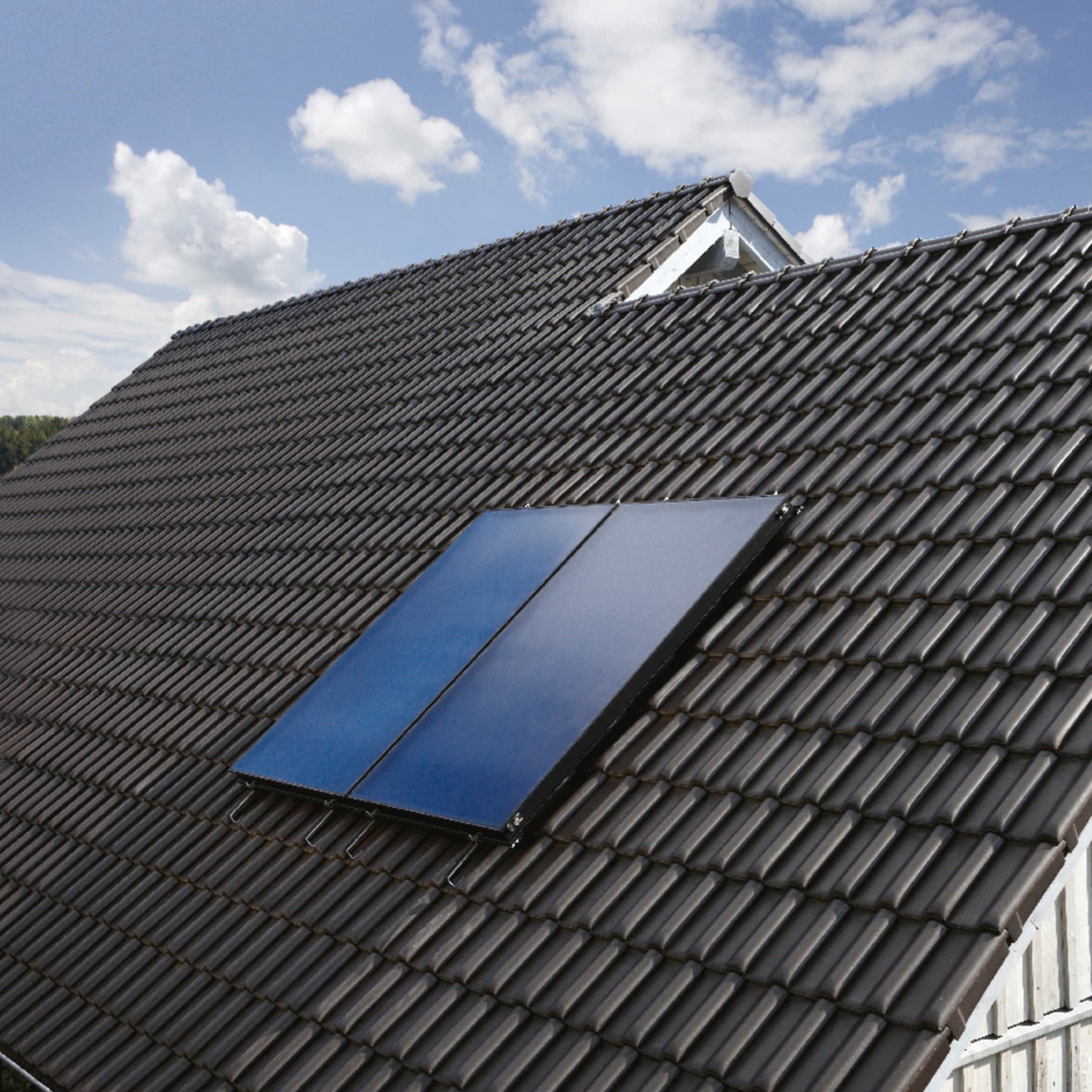 Eine Solaranlage auf dem Dach eines Hauses.