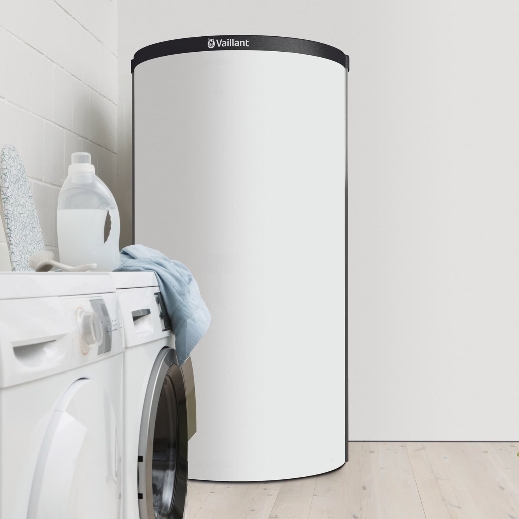 Ein Vaillant Speicher steht neben einer Waschmaschine, auf der eine Flasche Waschmittel steht.