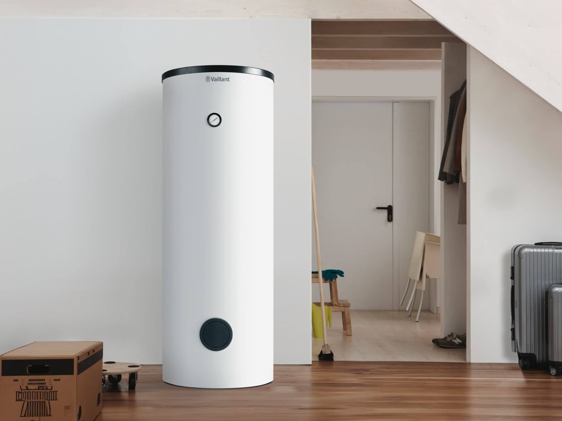 Ein Vaillant Heizungsspeicher in einem Haushaltsraum.