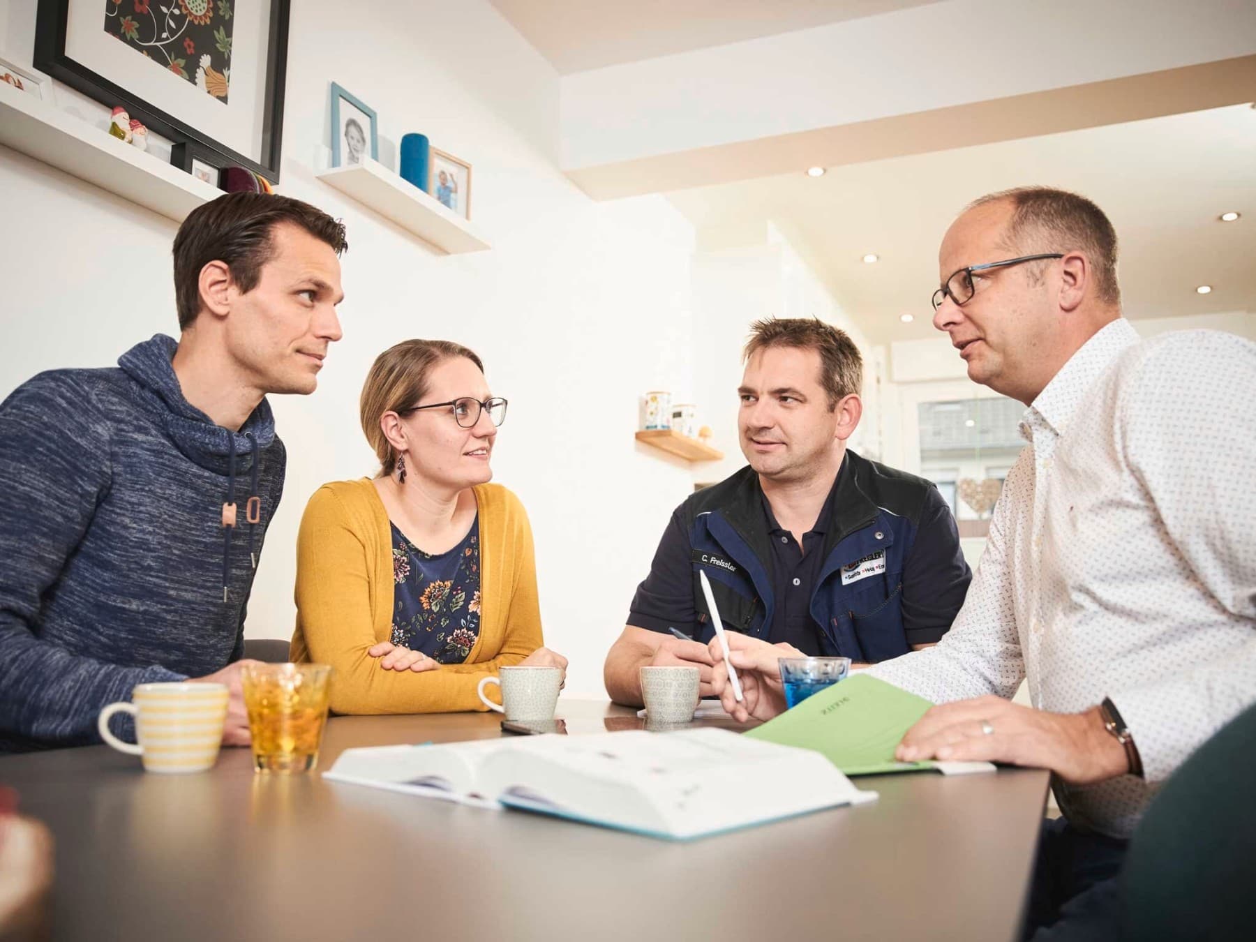 Familie Kaiser im Beratungsgespräch mit dem Fachhandwerker