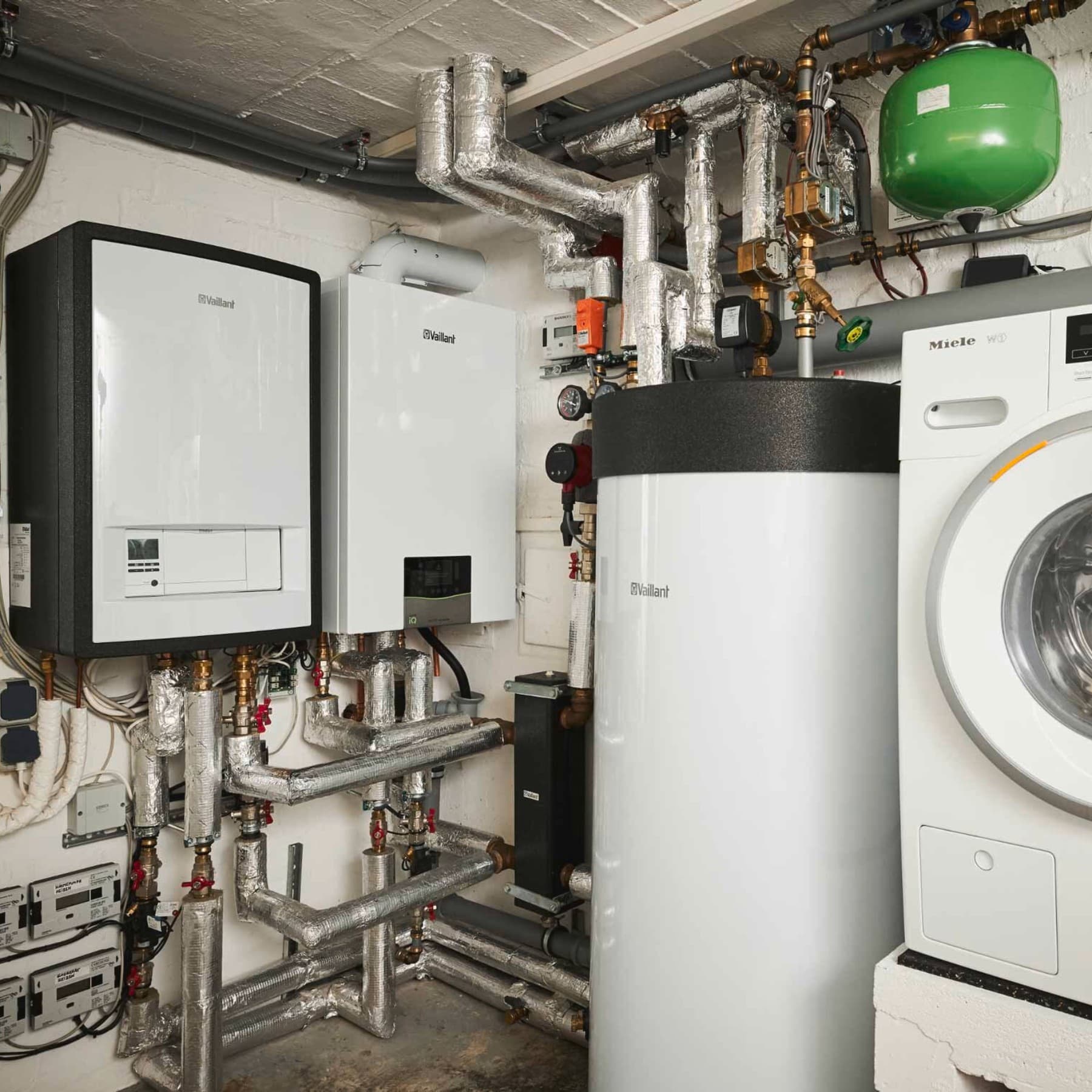 Heizungsraum mit mehreren Vaillant Geräten