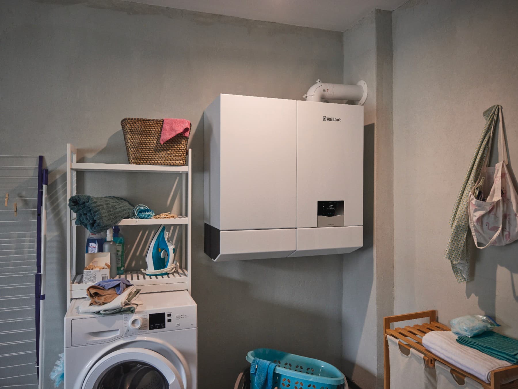 Ein Vaillant ecoTEC Gerät hängt an einer Wand neben einer Waschmaschine.