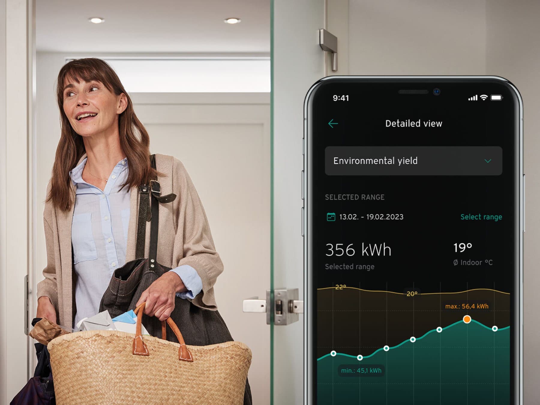 Frau in einem Wohnungsflur. Auf der rechten Seite ein Screenshot aus der myVAILLANT App