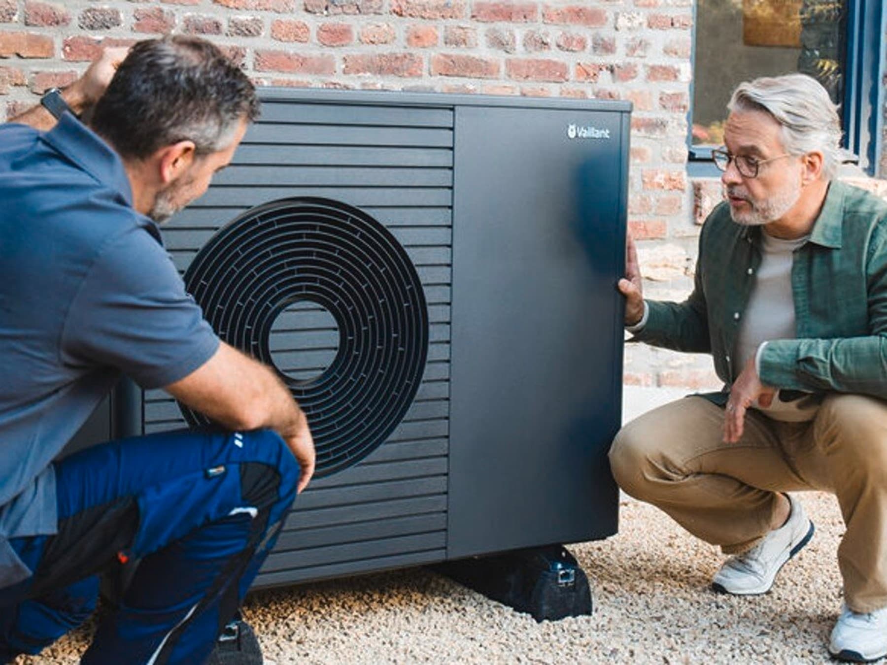 Vaillant Kundendiensttechniker und Kunde vor Wärmepumpe