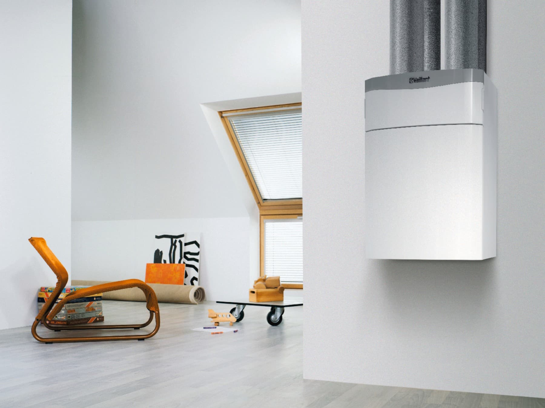 Das Wandgerät einer Vaillant Ventilationsanlage in einem Hausflur. Im Hintergrund sieht man einen Wohnbereich.