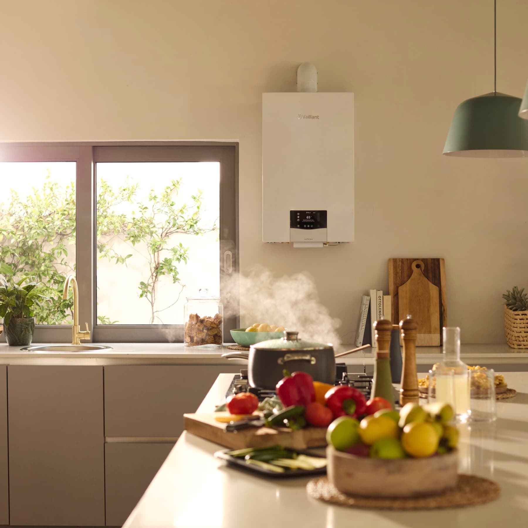 Der Vaillant ecoTEC plus hängt an einer Wand in einer Küche neben dem Fenster.