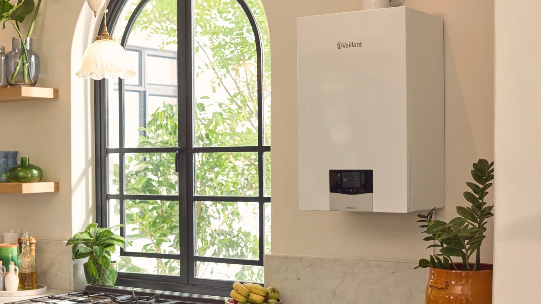 Neues wandhängendes Gas-Brennwertgerät ecoTEC plus von Vaillant in der Küche